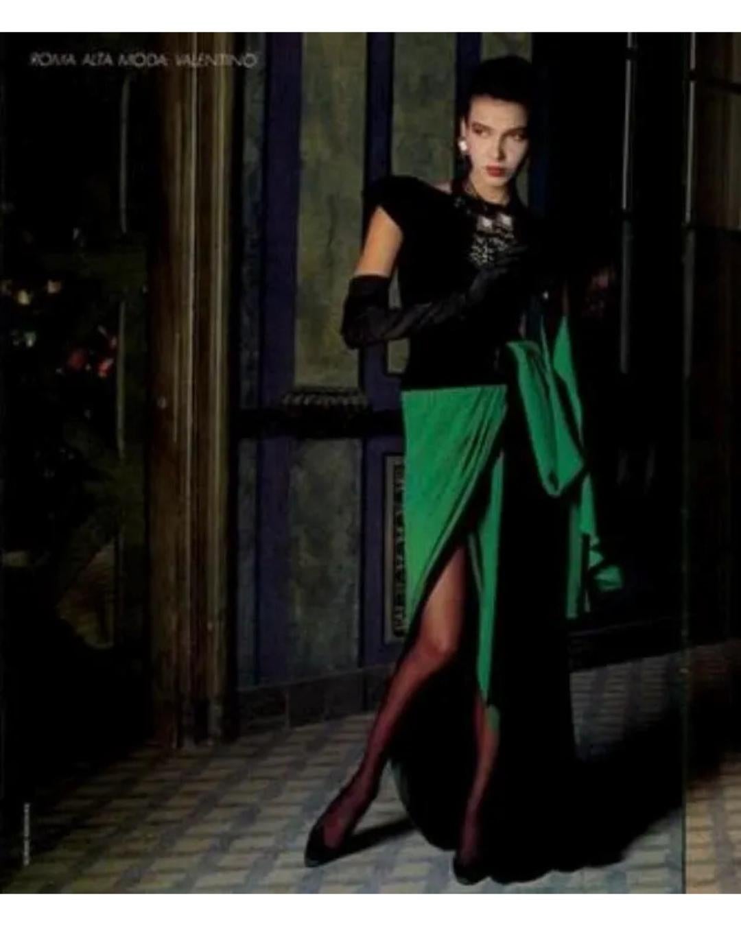 1983 Valentino Haute Couture Robe en velours et laine vert émeraude en vente 1