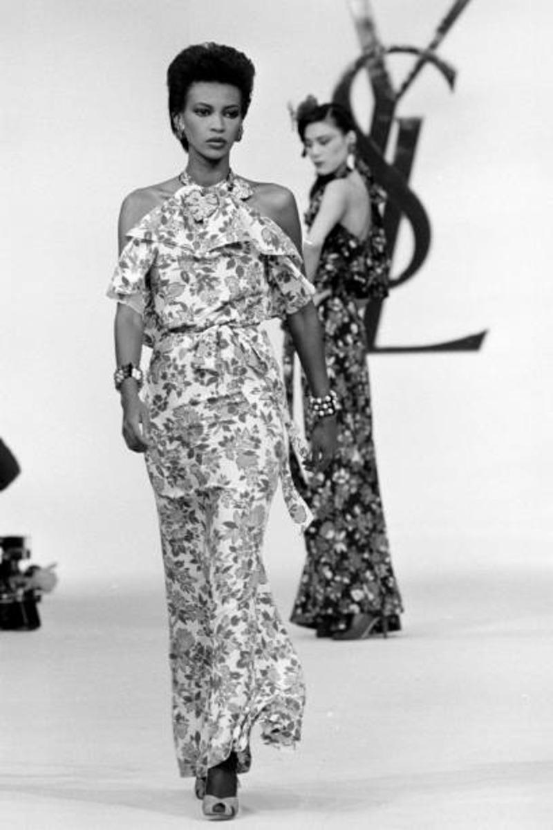1983 YVES SAINT LAURENT vestido de seda floral negro RUNWAY en venta 8