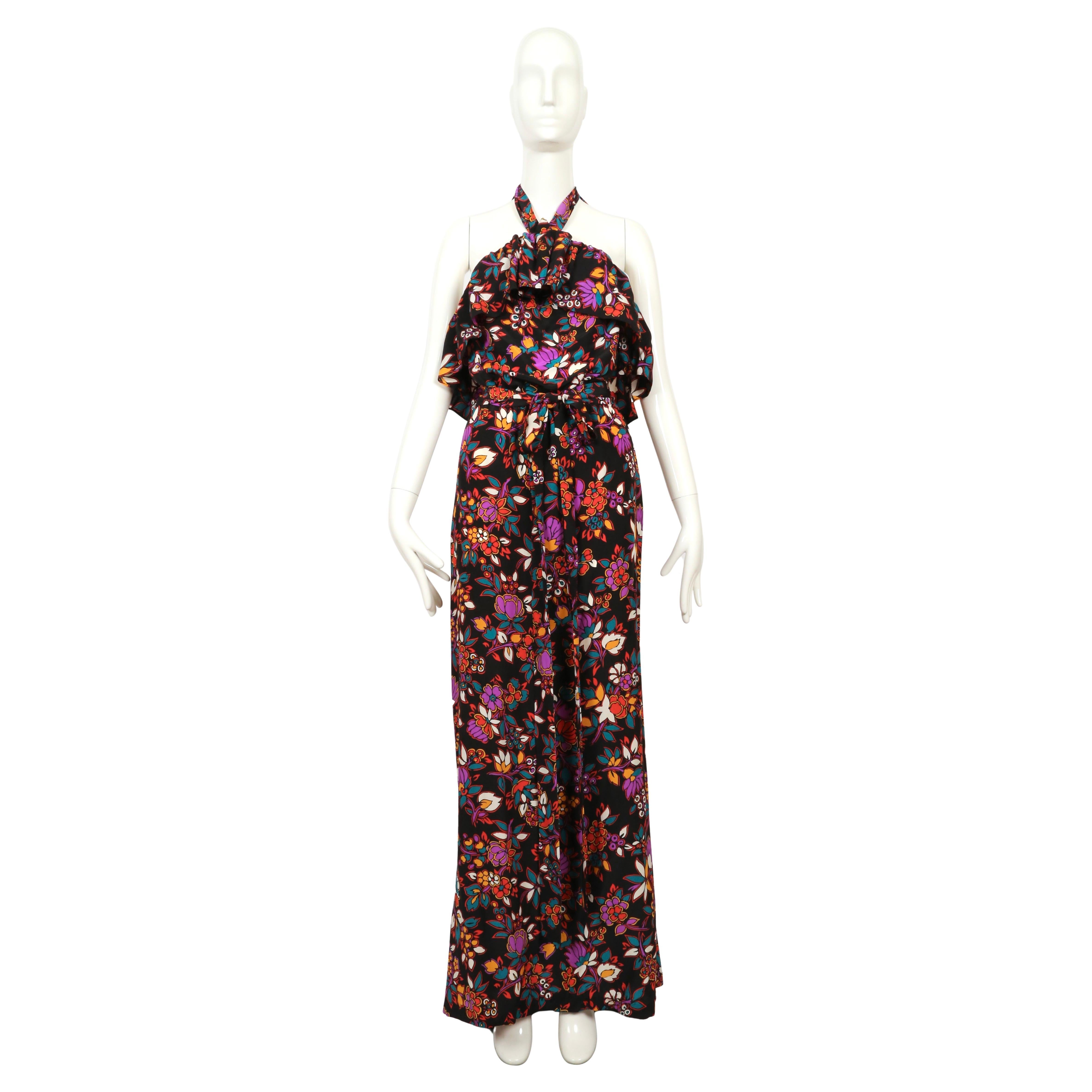 Rarísimo vestido de seda con estampado floral vibrante, cuello halter, volante en el busto y fajín largo a juego en la cintura, de Yves Saint Laurent, de la primavera de 1983, exactamente como se vio en la pasarela de primavera y también en las