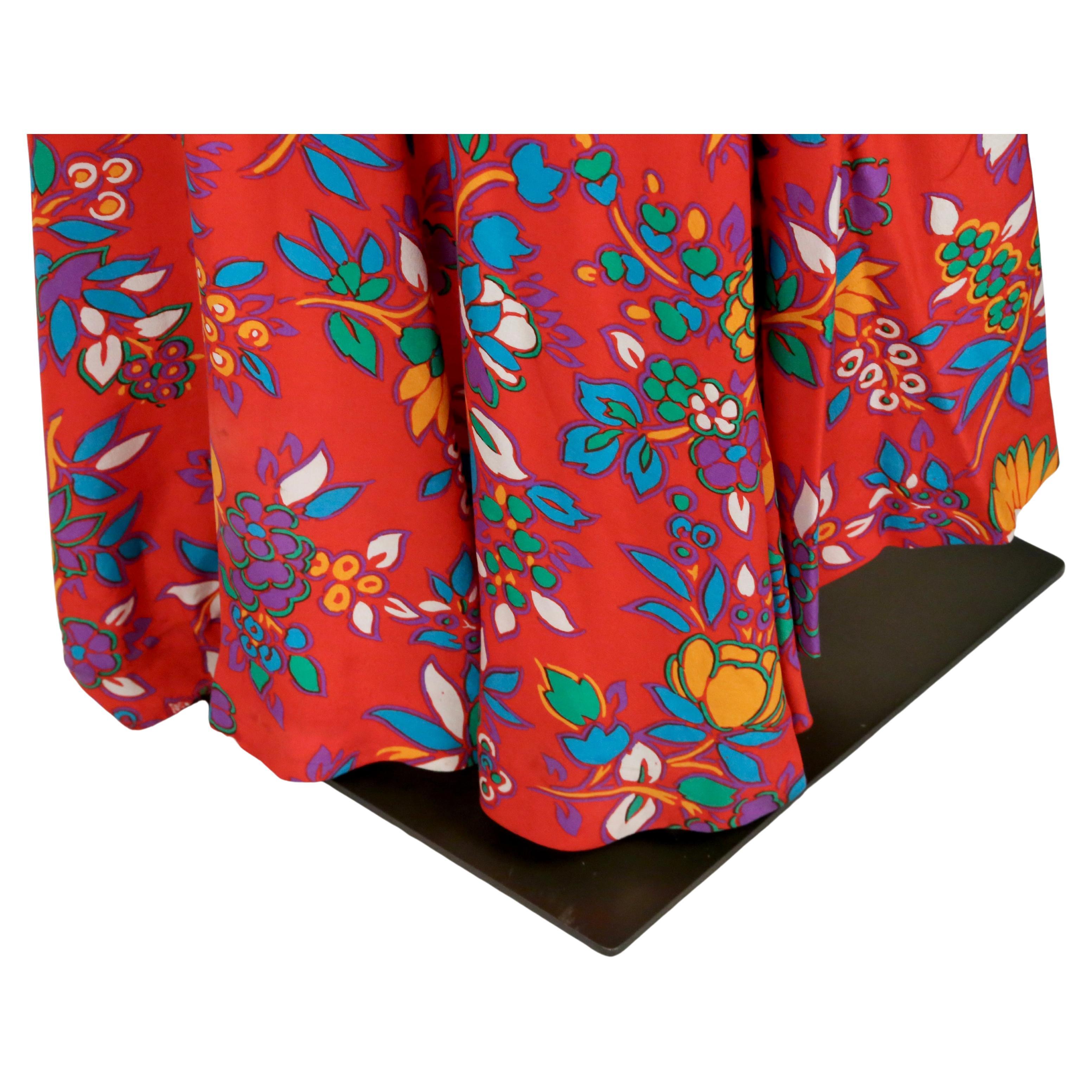 1983 YVES SAINT LAURENT vestido RUNWAY de seda floral roja en venta 8