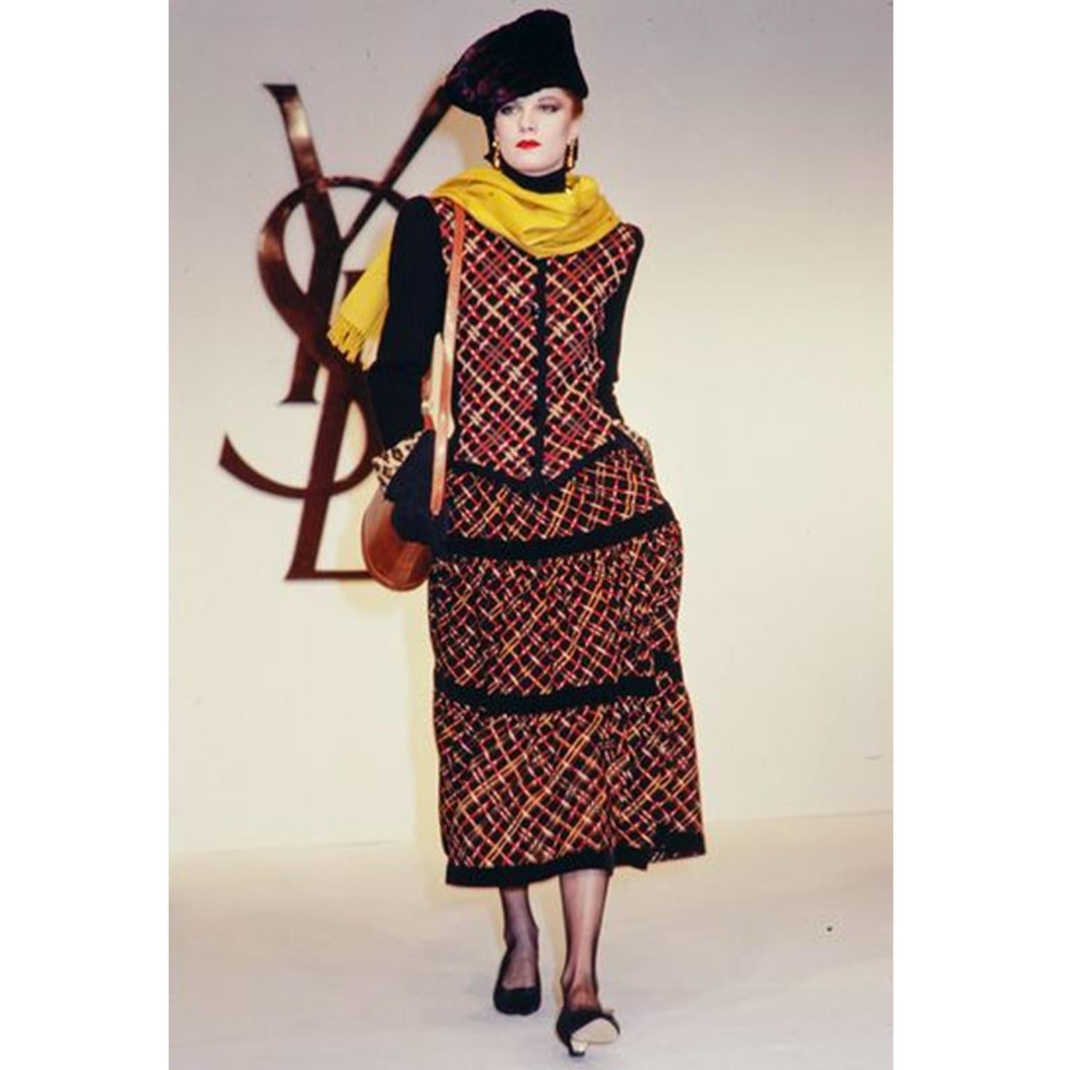 Dies ist ein dokumentiertes Yves Saint Laurent Vintage Ensemble aus der YSL Fall / Winter 1983 Collection. Dieses 3-teilige Vintage-Kleid-Outfit besteht aus einem orange-braun karierten Rock, einer Bluse und einer Strickjacke. Dieses Kleid ist eine