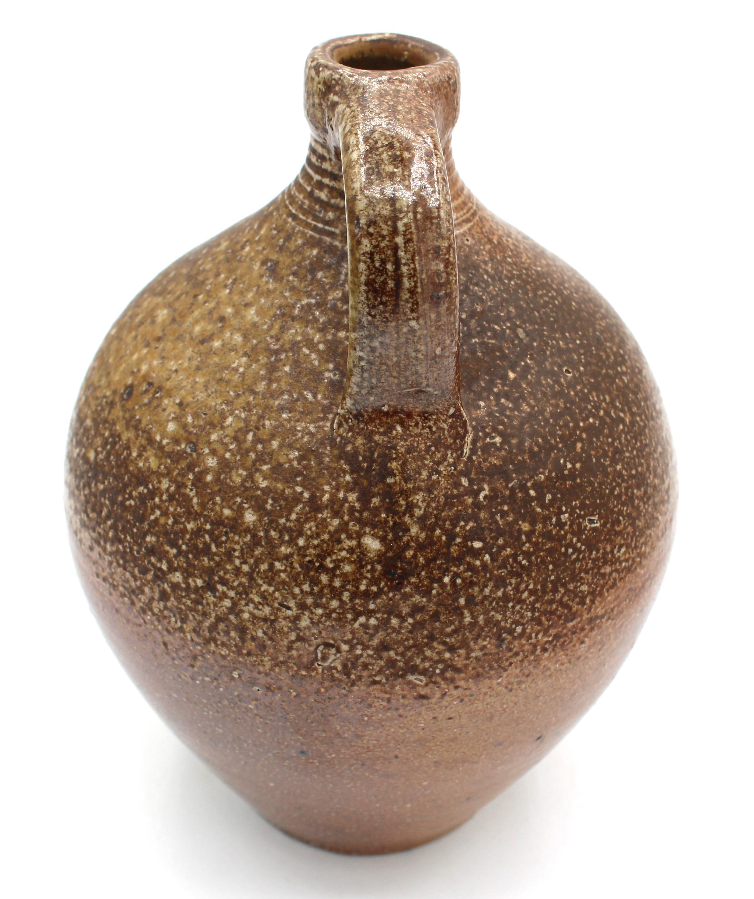 Américain 1984-1995 Cruche de poterie Mark Hewitt en brun moucheté en vente