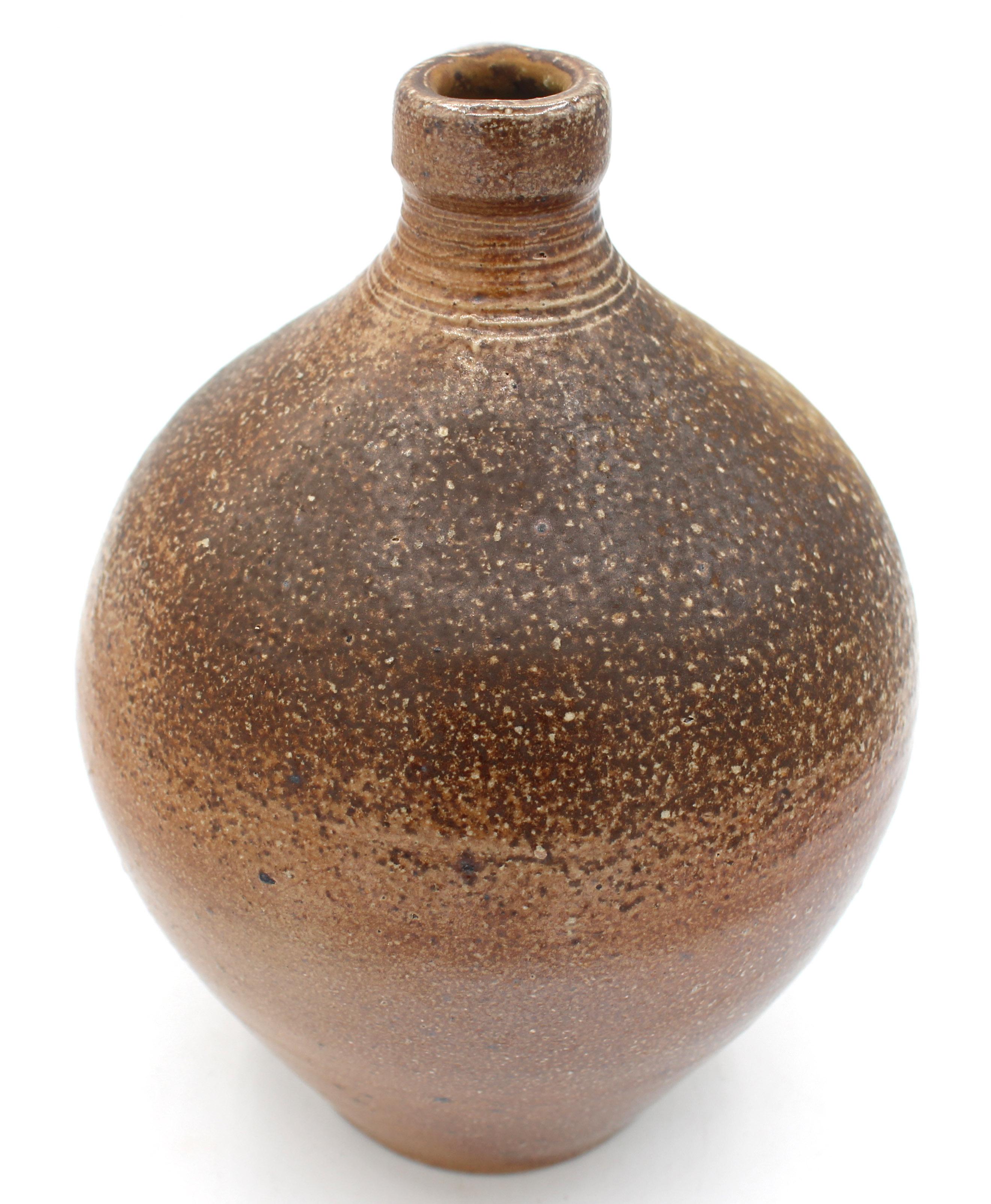 20ième siècle 1984-1995 Cruche de poterie Mark Hewitt en brun moucheté en vente