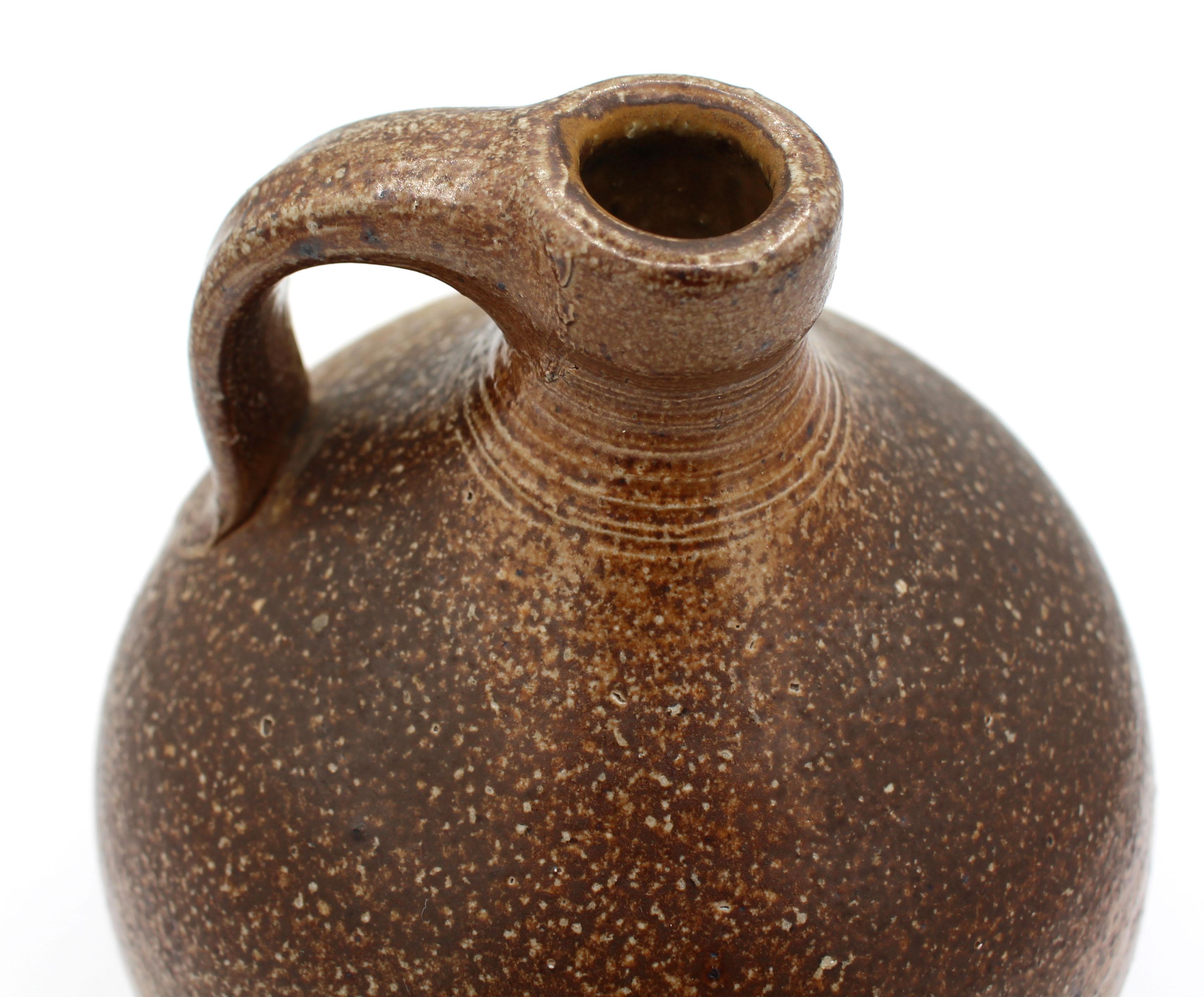Poteries 1984-1995 Cruche de poterie Mark Hewitt en brun moucheté en vente