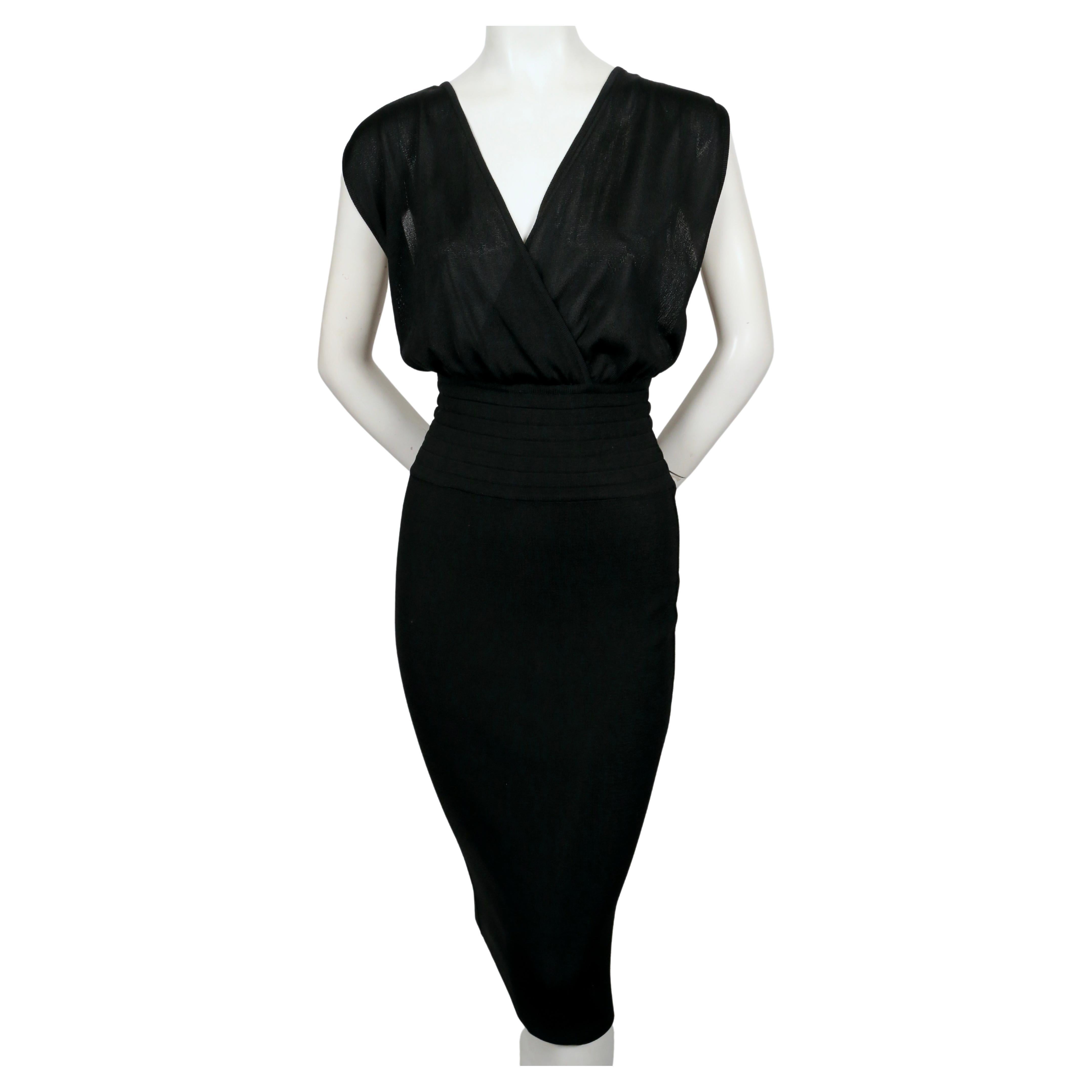 Très rare robe noir de jais à taille élastiquée et corsage drapé d'Azzedine Alaia datant de 1984. Labellisé en taille 