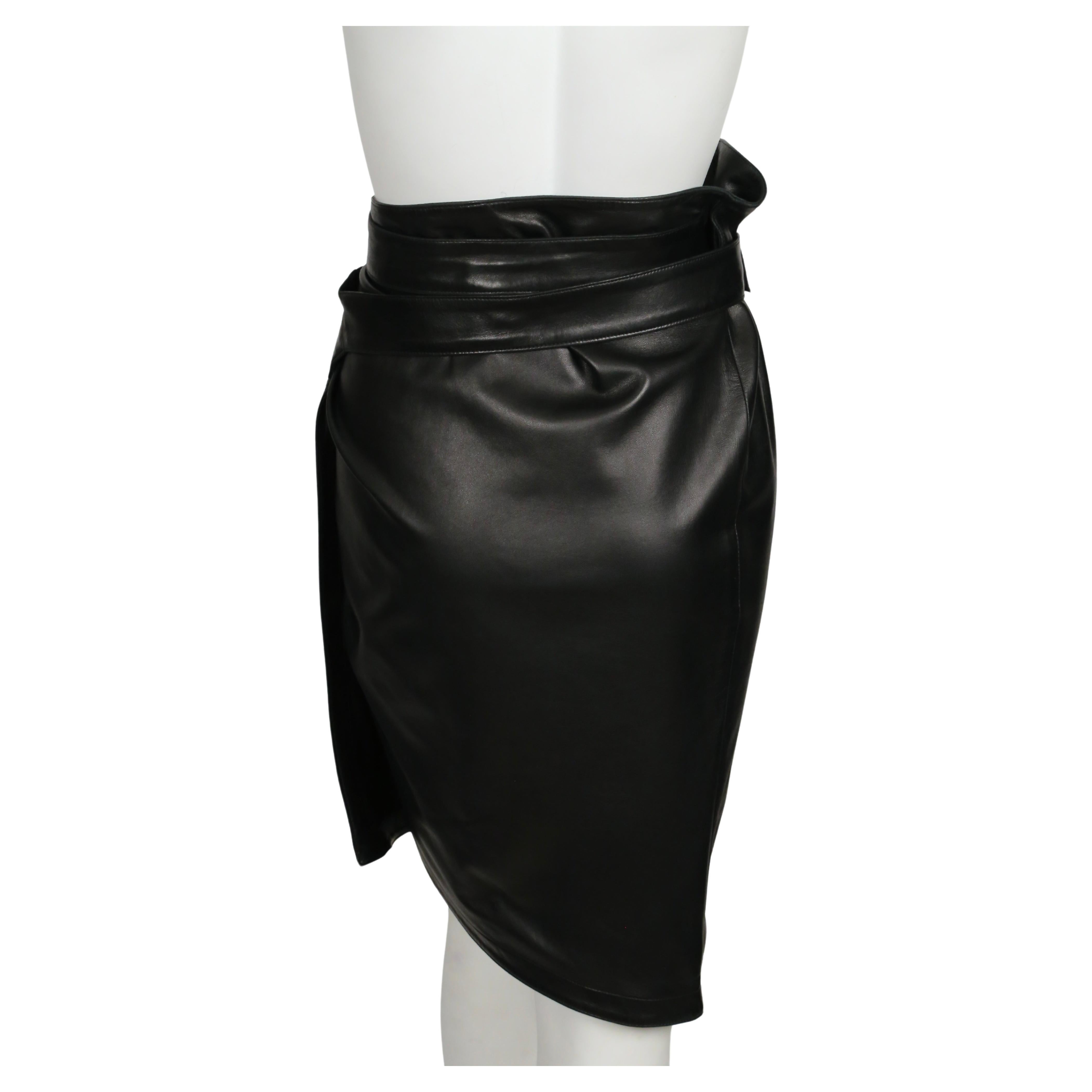 1984 AZZEDINE ALAIA jupe portefeuille en cuir noir avec boucle latérale en vente 2