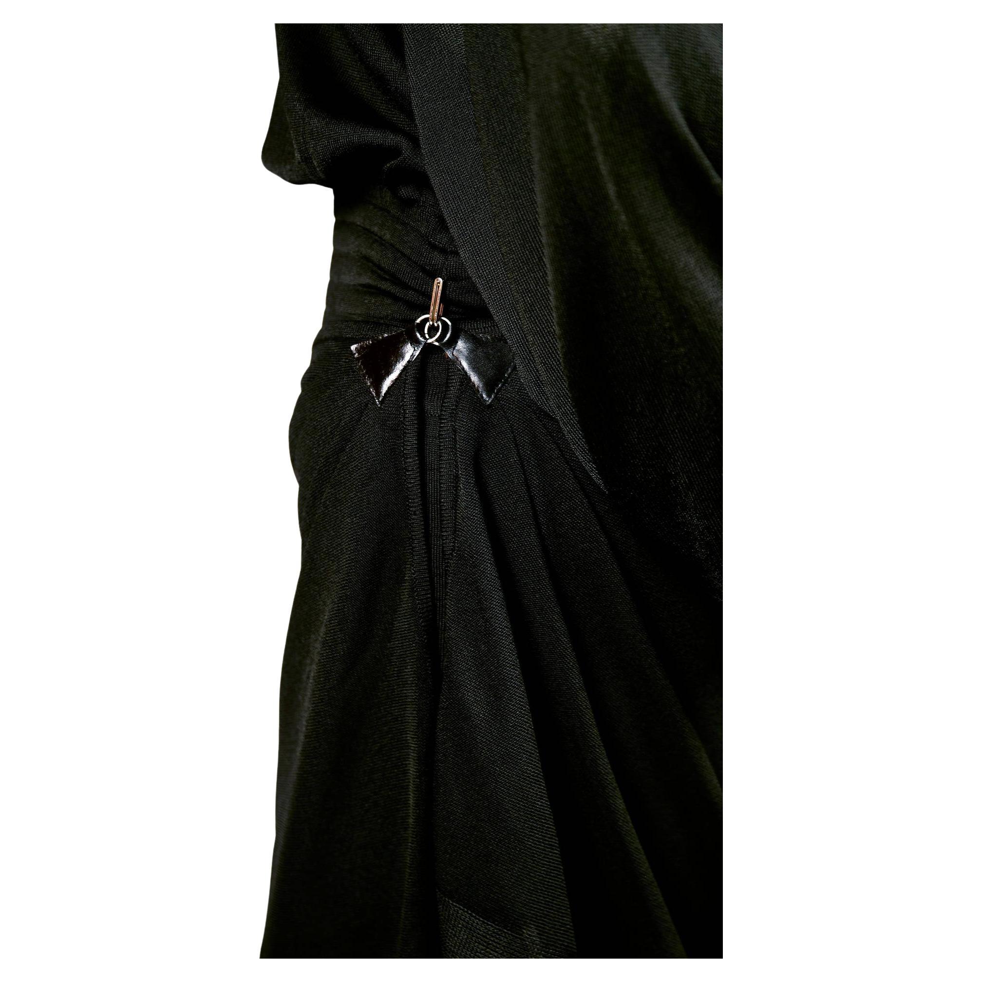  AZZEDINE ALAÏA Combinaison d'été noire de jais avec jupe drapée, 1984 en vente 2