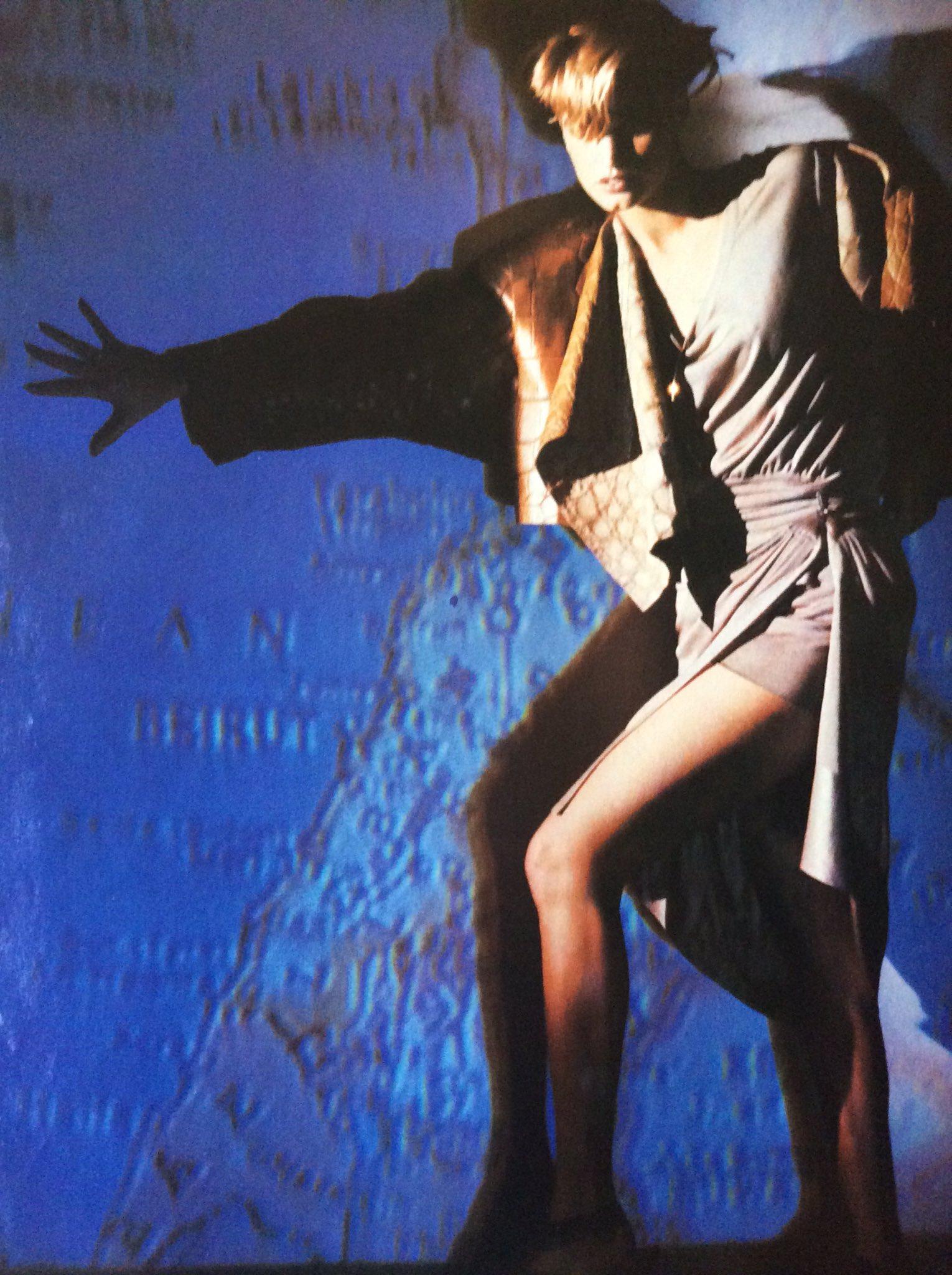  AZZEDINE ALAÏA Combinaison d'été noire de jais avec jupe drapée, 1984 en vente 4