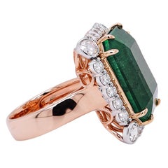 Bague de fiançailles imposante avec une émeraude vert vif de 19,84 carats et un diamant de 1,64 carats