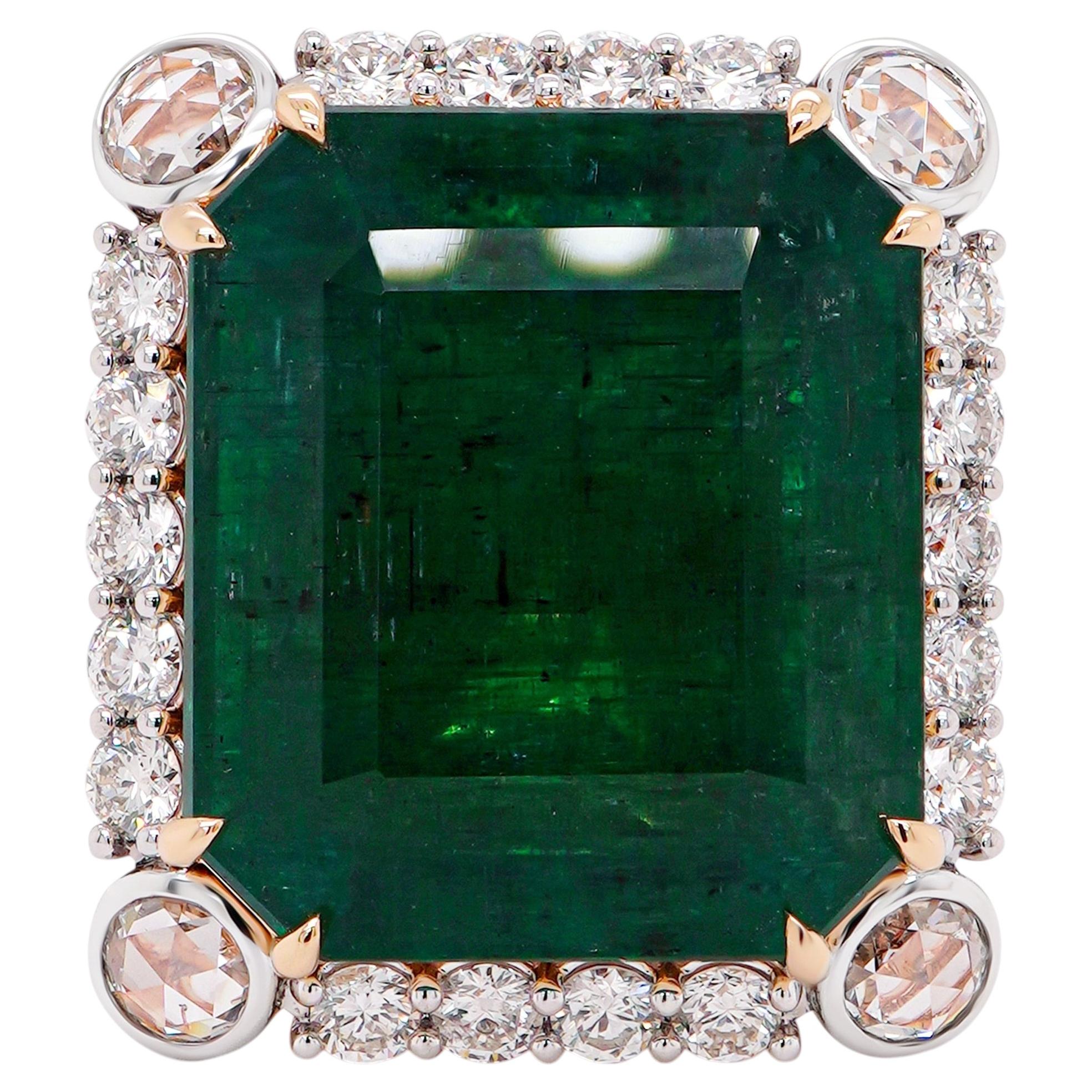 Anello di fidanzamento imponente con smeraldo verde vivido da 19,84 carati e diamanti da 1,64 carati