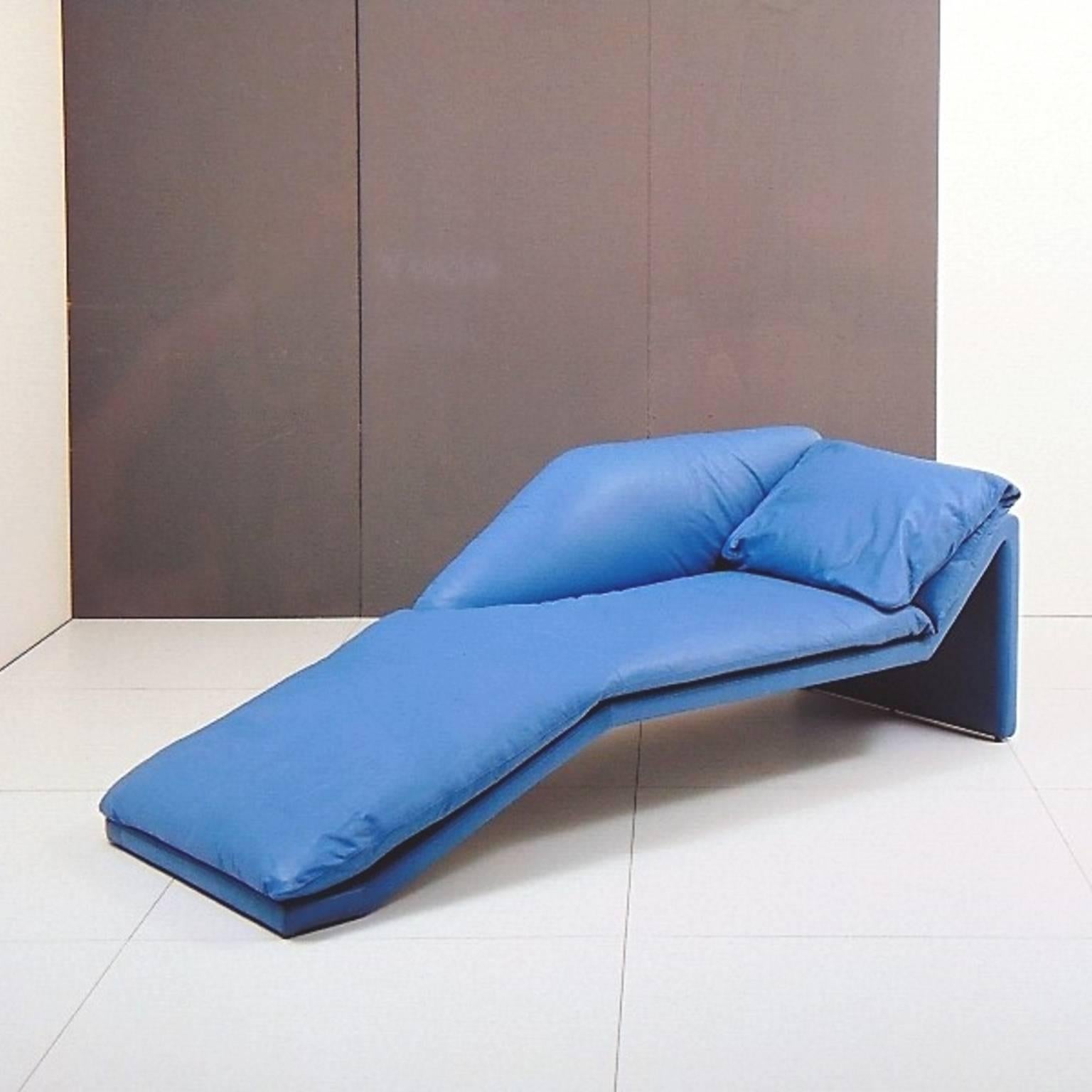 Chaise longue Experience belongs to a series of prestigeous made in Italy furnishings designed in the early Eighties by Luigi Sormani and Casabella Design Miami for entertainment VIPs living in Miami and California, such as Julio Iglesias and the