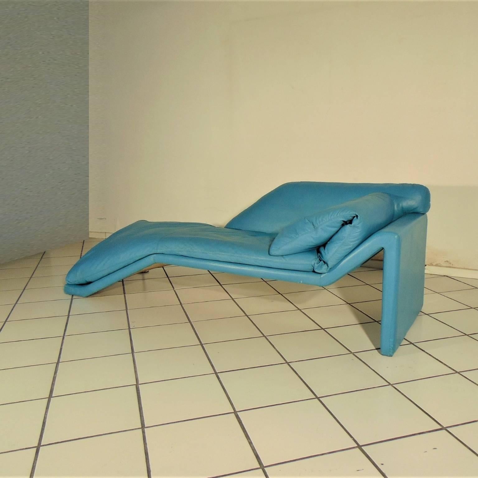 1984 Chaise Longue Turquoise Leather Miami Style Luigi Sormani Casabella Design In Fair Condition In Arosio, IT