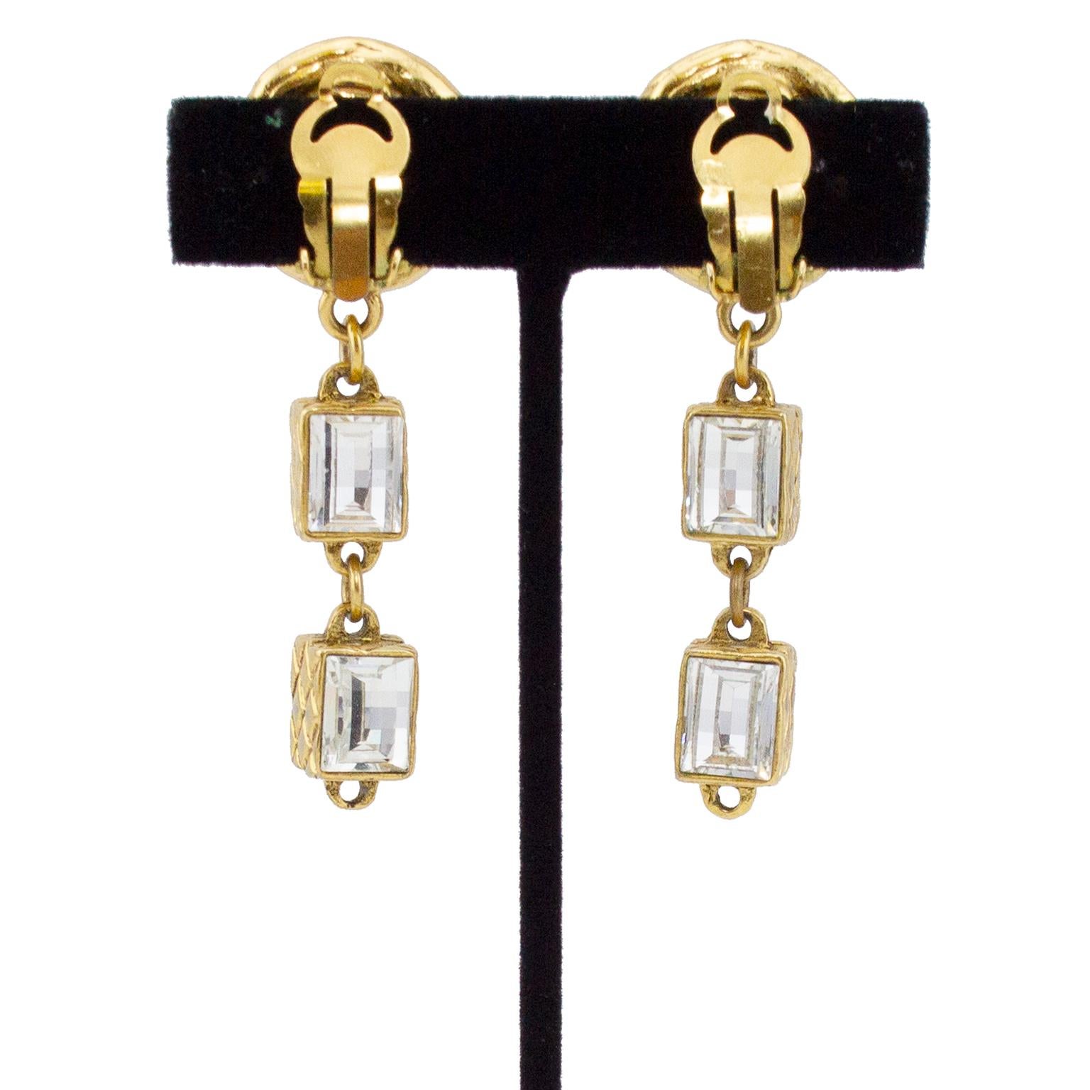 1984 Chanel Colección 23 Pendientes de gota de perlas y brillantes en Bueno estado para la venta en Toronto, Ontario