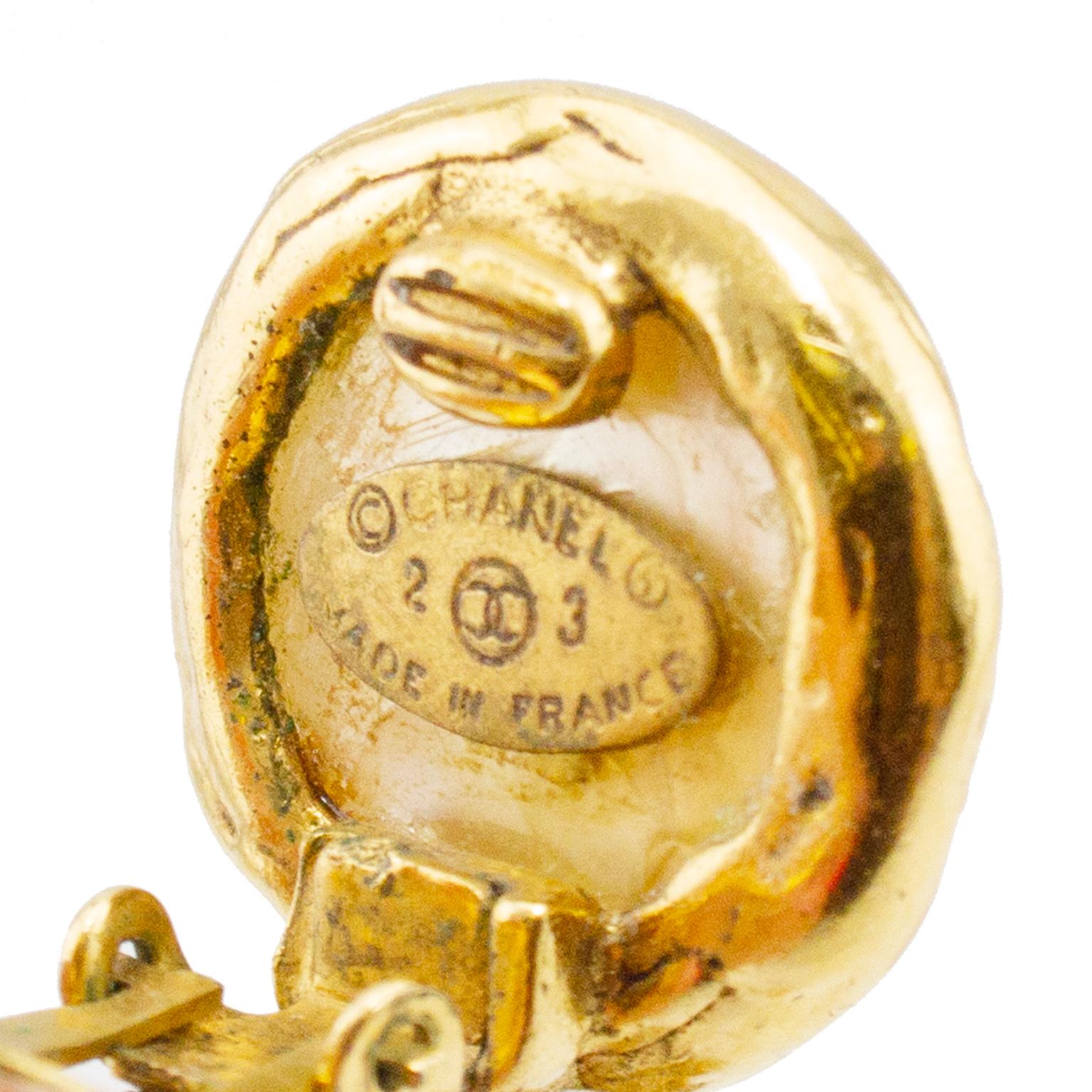 1984 Chanel Colección 23 Pendientes de gota de perlas y brillantes en venta 1