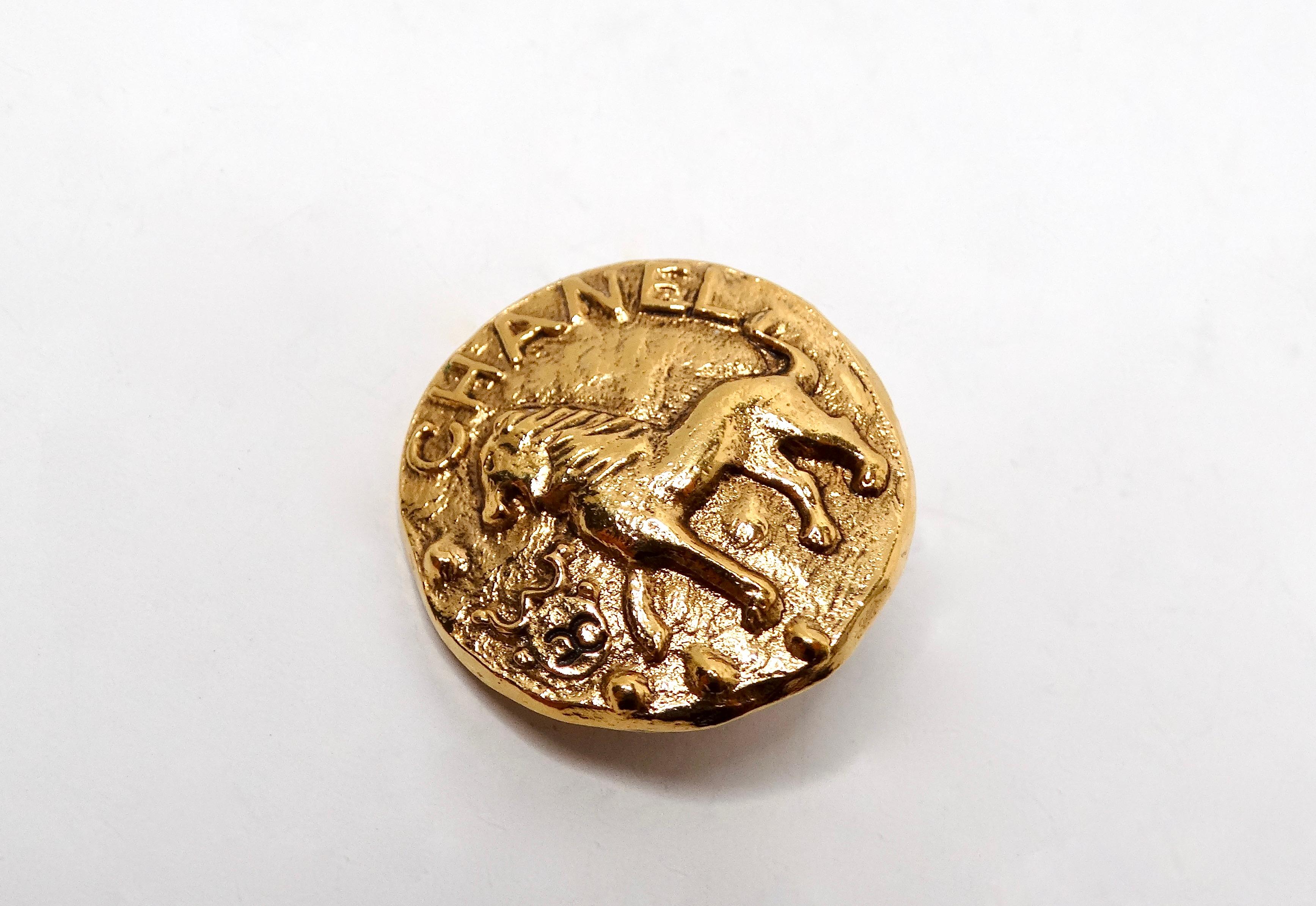 Ti presentiamo gli iconici orecchini a clip Chanel del 1984 con motivo a leone in tonalità oro, un pezzo forte che eleva senza sforzo qualsiasi ensemble. Questi squisiti orecchini sono caratterizzati da uno splendido motivo a forma di leone, che