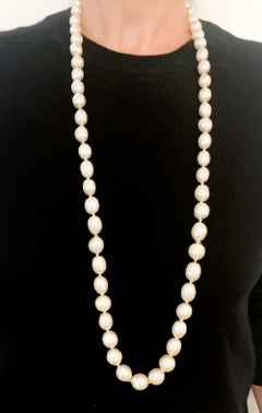 1984 Chanel Ivory Long Irregular Faux Pearls Sautoir Necklace