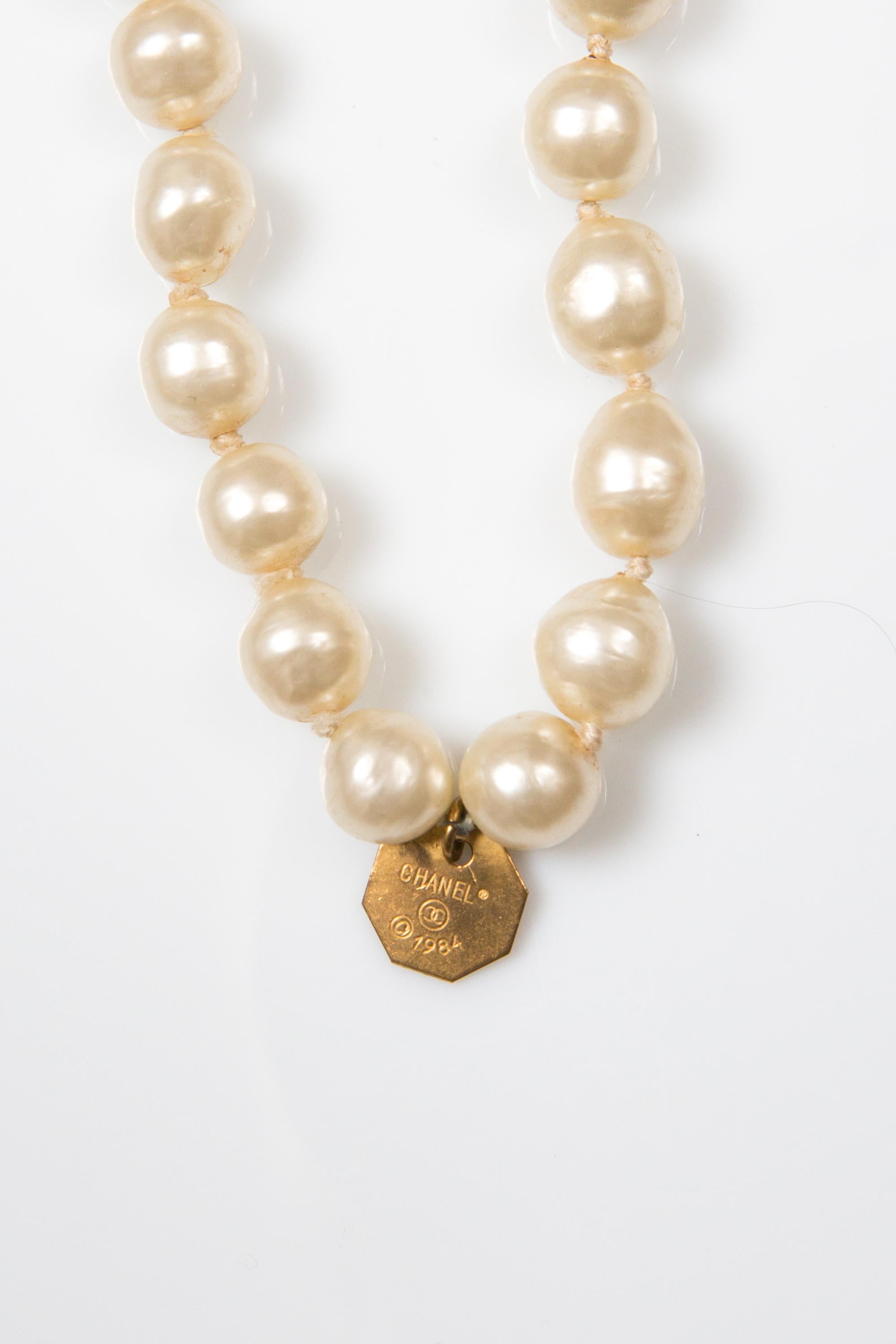 1984 Chanel Elfenbein lange unregelmäßige Kunstperlen Sautoir Halskette im Zustand „Gut“ im Angebot in Paris, FR