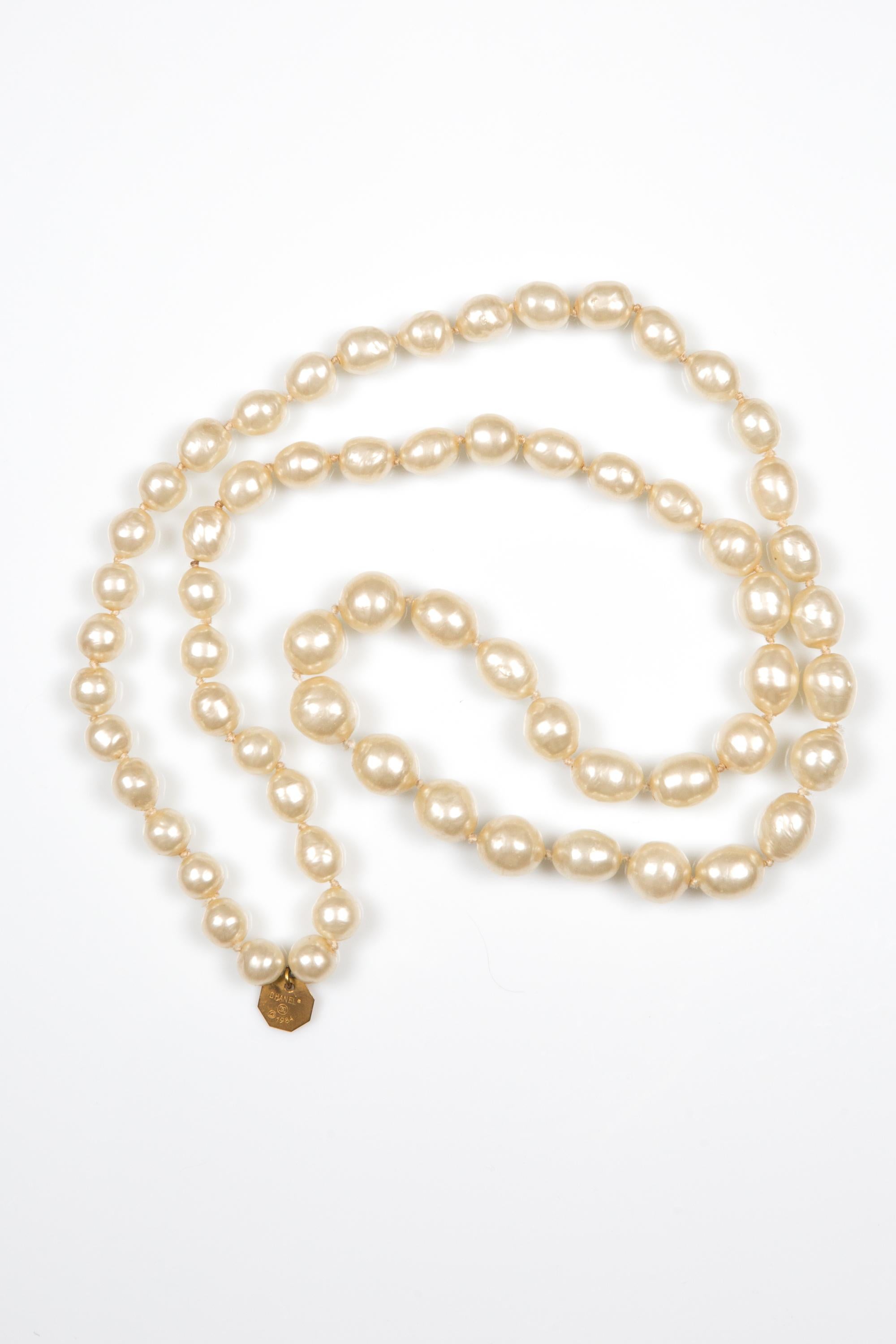 1984 Chanel Elfenbein lange unregelmäßige Kunstperlen Sautoir Halskette Damen im Angebot