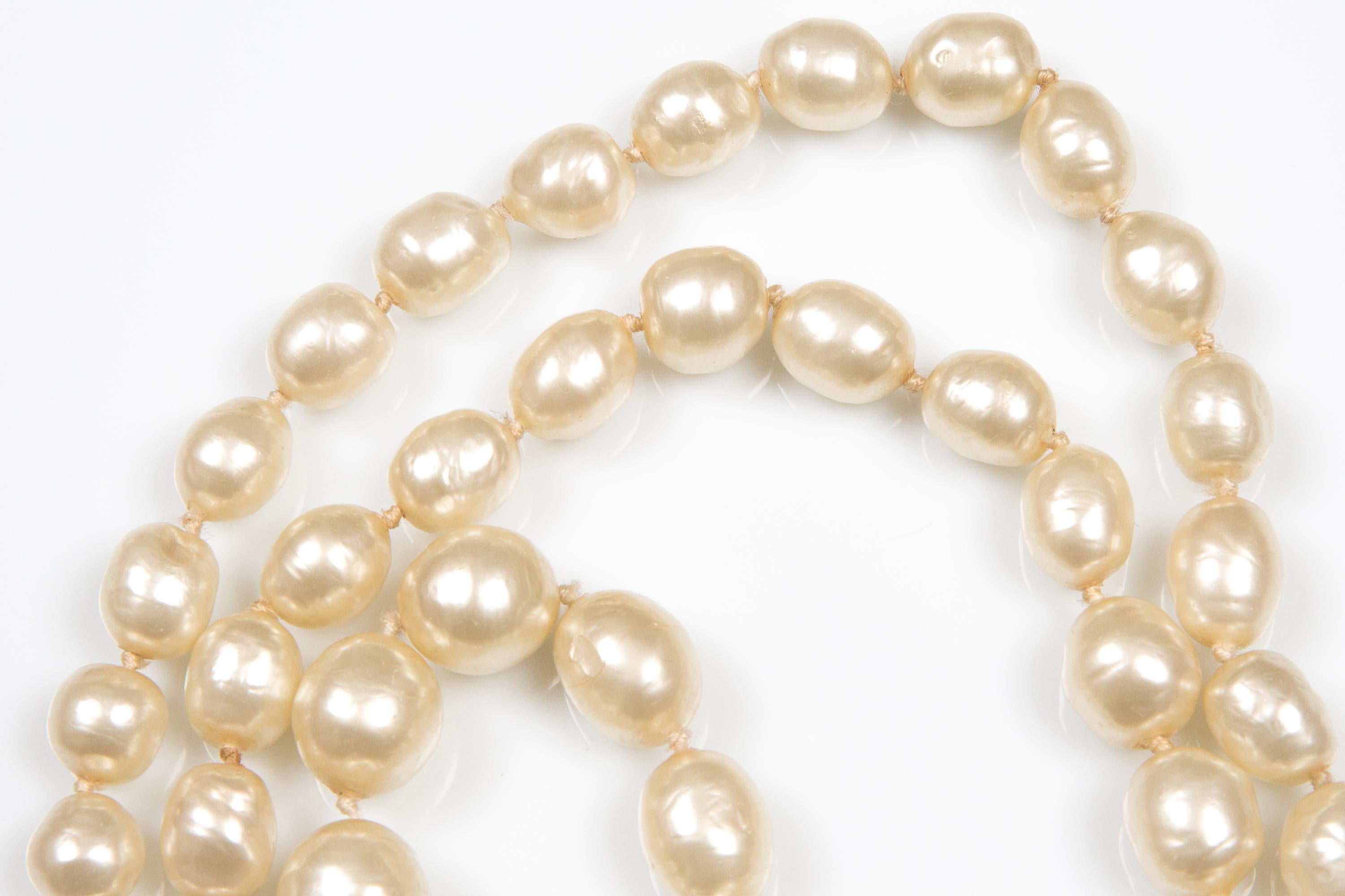 1984 Chanel Elfenbein lange unregelmäßige Kunstperlen Sautoir Halskette im Angebot 1