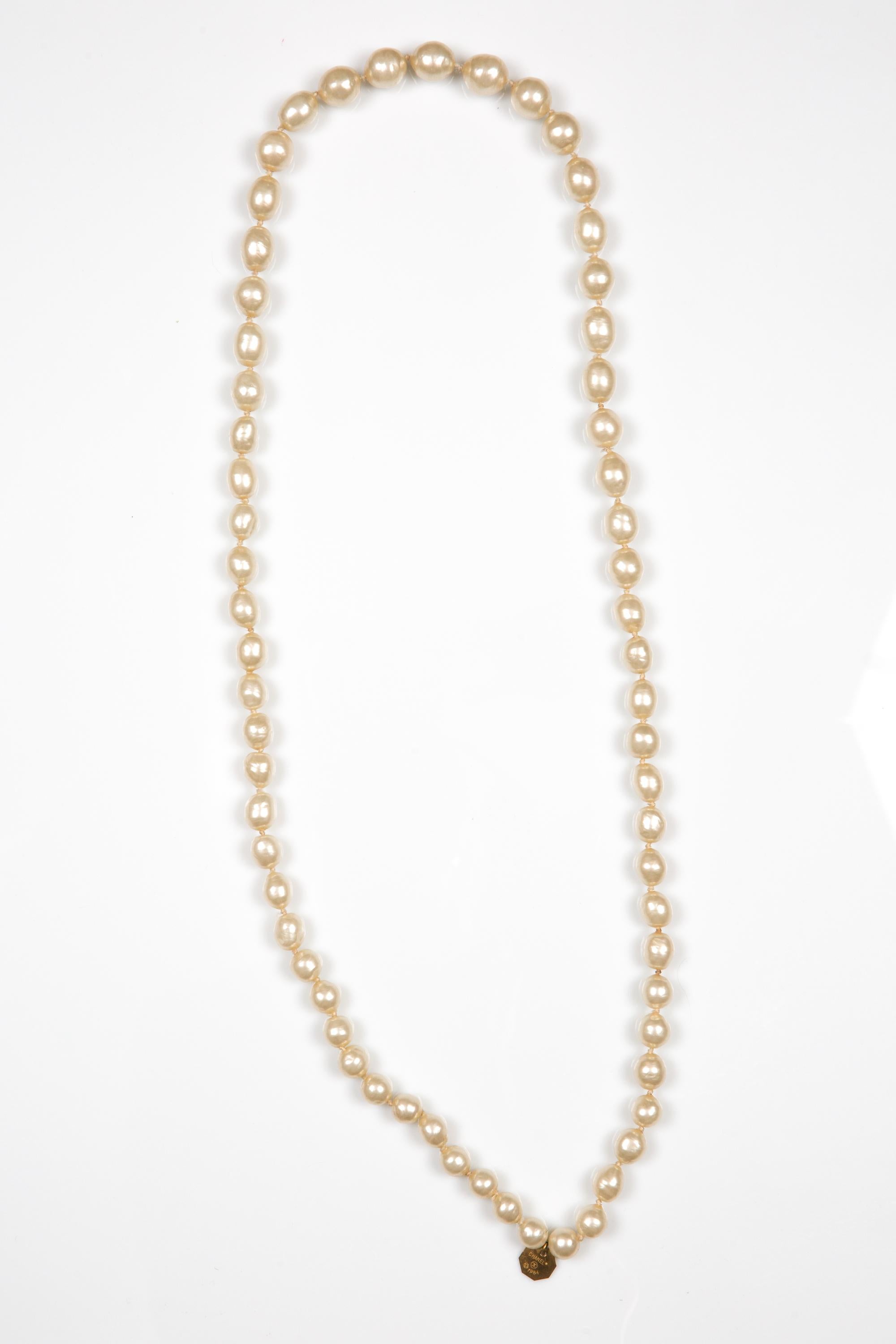 1984 Chanel Elfenbein lange unregelmäßige Kunstperlen Sautoir Halskette im Angebot 2