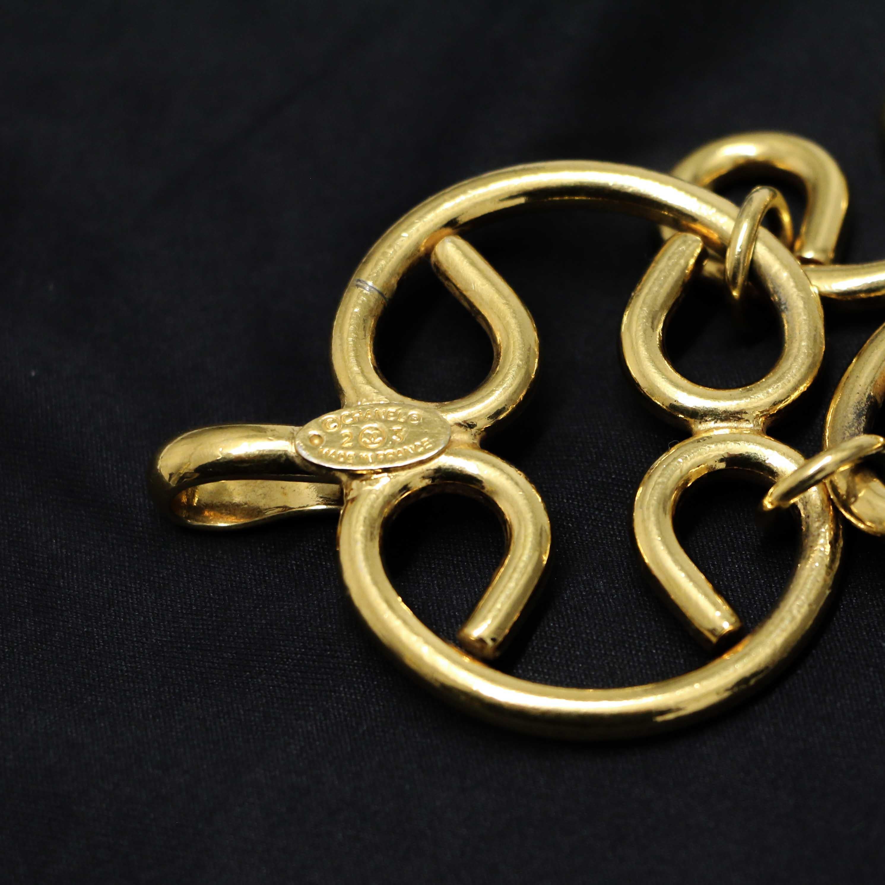 Ceinture vintage Chanel créée par la joaillière Victoire de Castellane, livrée dans son écrin Chanel.
Condit : très bien.
Fabriqué en France
Matière : métal doré
Couleur : or
Taille : 70
Quincaillerie : plaquée or
Dimensions : largeur 5 cm
Tampon :