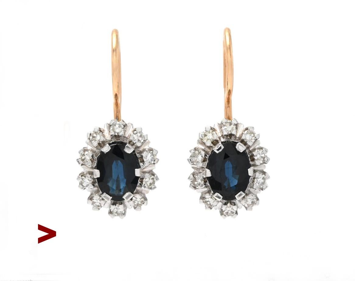 Ein Paar feiner, finnischer Armreifen aus massivem 14-karätigem Gelb- und Weißgold, verziert mit natürlichen blauen Saphiren im Ovalschliff (7,5 x 5,5 mm / ca. 1,25ct)  jeder und  insgesamt 20 natürliche Diamanten im Brillantschliff Ø 1,5 mm / ca.