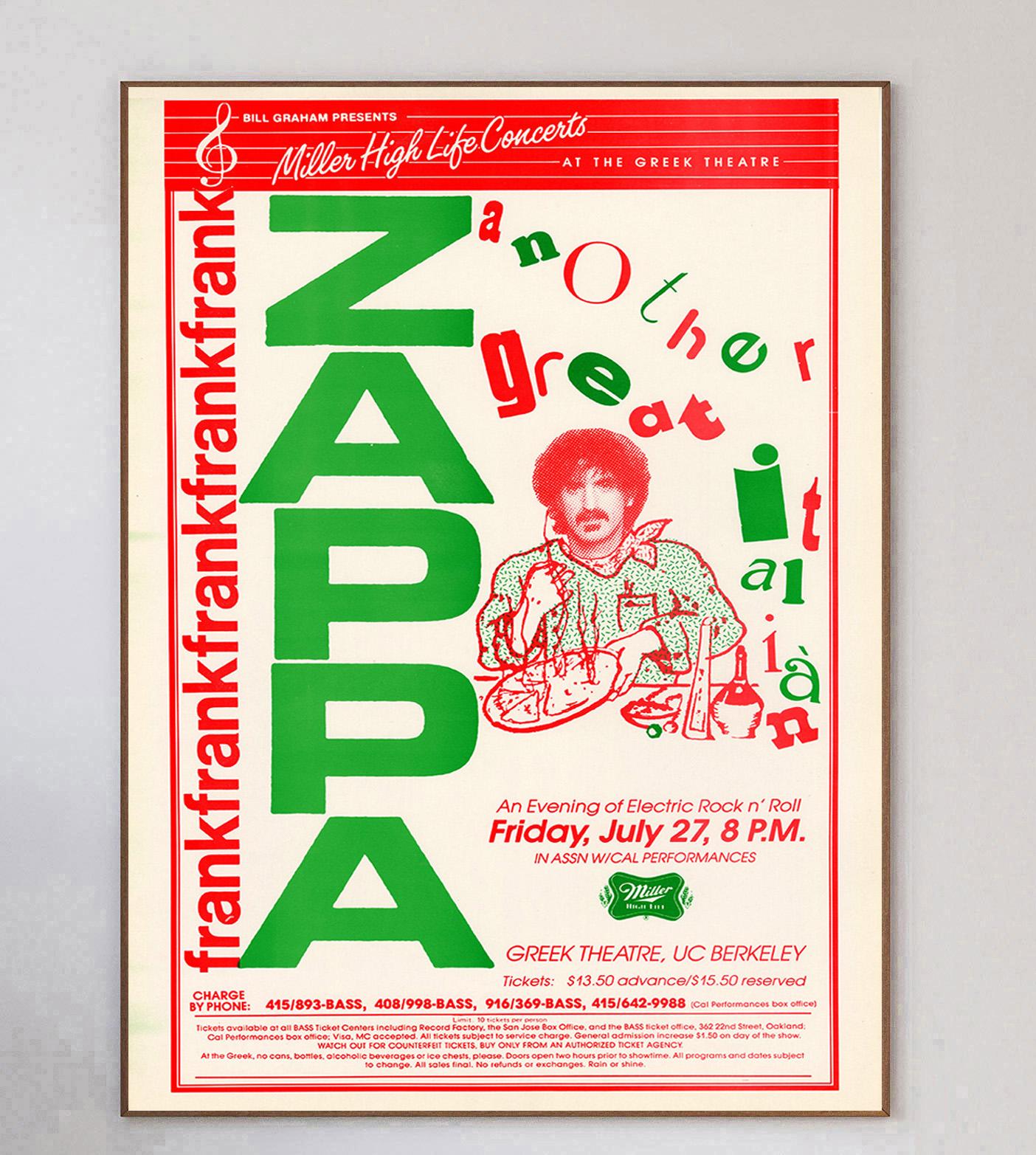 Caratterizzato da una grafica brillante e colorata, questo bellissimo poster è stato creato nel 1984 per promuovere un concerto dal vivo di Frank Zappa al Greek Theatre di Berkeley, in California. Lo spettacolo 