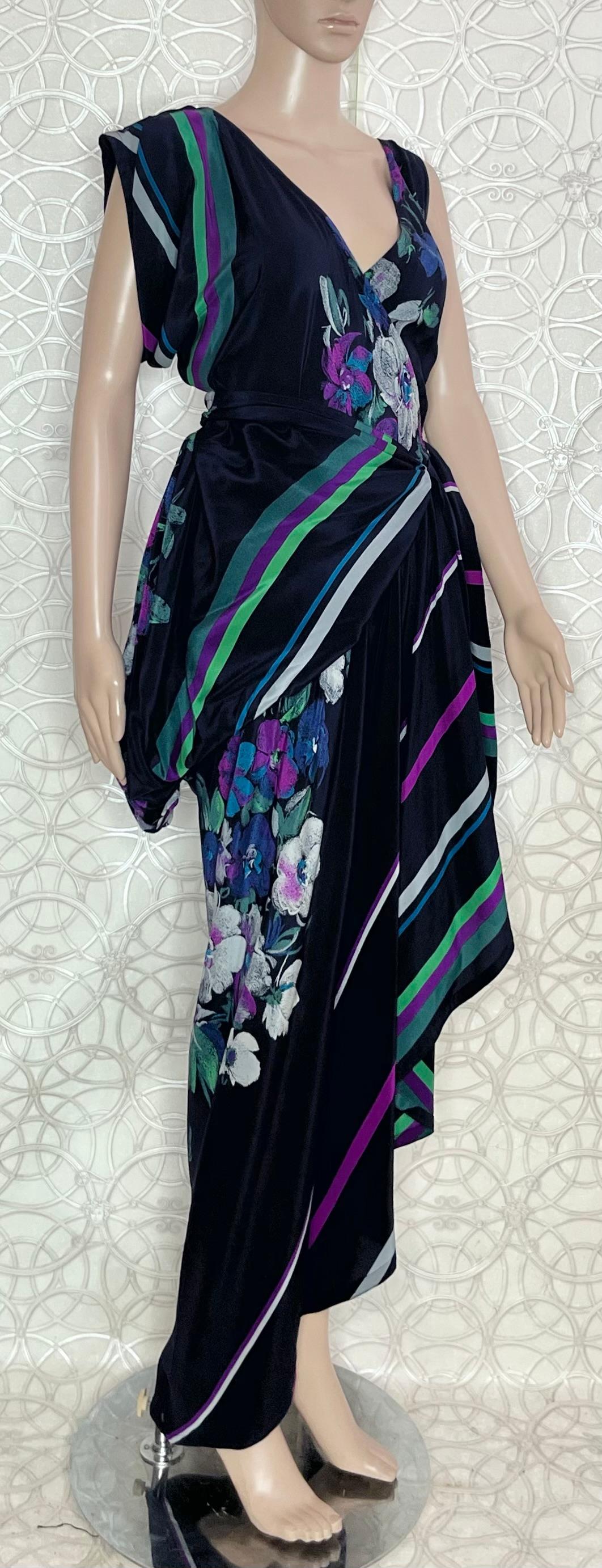 GIANNI VERSACE 

1984 VINTAGE FLOVER PRINT PATTERN DRESS
Sleeveless
V-Neck
Zip closure

Content: 100% silk

Size IT 38 - US 2/4

Pre-owned, excellent condition!
 100% authentic guarantee 

       PLEASE VISIT OUR STORE FOR MORE GREAT ITEMS 


