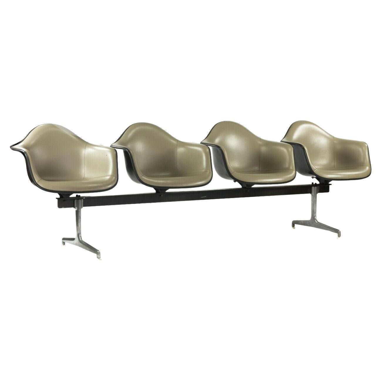 1984 Herman Miller Eames 3734 T&em Banco de cuatro plazas con brazos de naugahyde gris