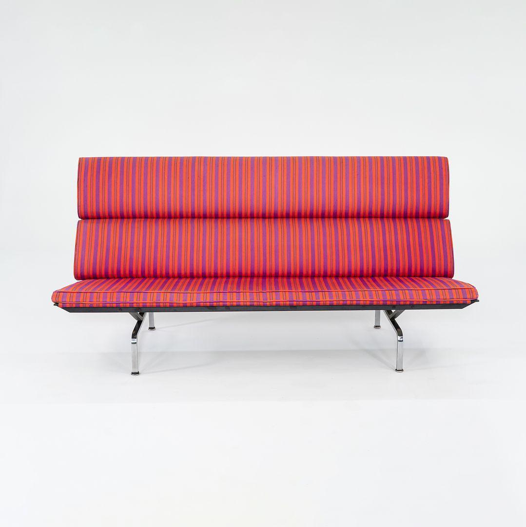 Il s'agit d'un canapé compact Eames, modèle S-473, initialement conçu par Charles et Ray Eames pour Herman Miller en 1954. Cet exemplaire particulier date de 1984 et est revêtu de son tissu Miller Stripe, apparemment d'origine, créé par Alexander