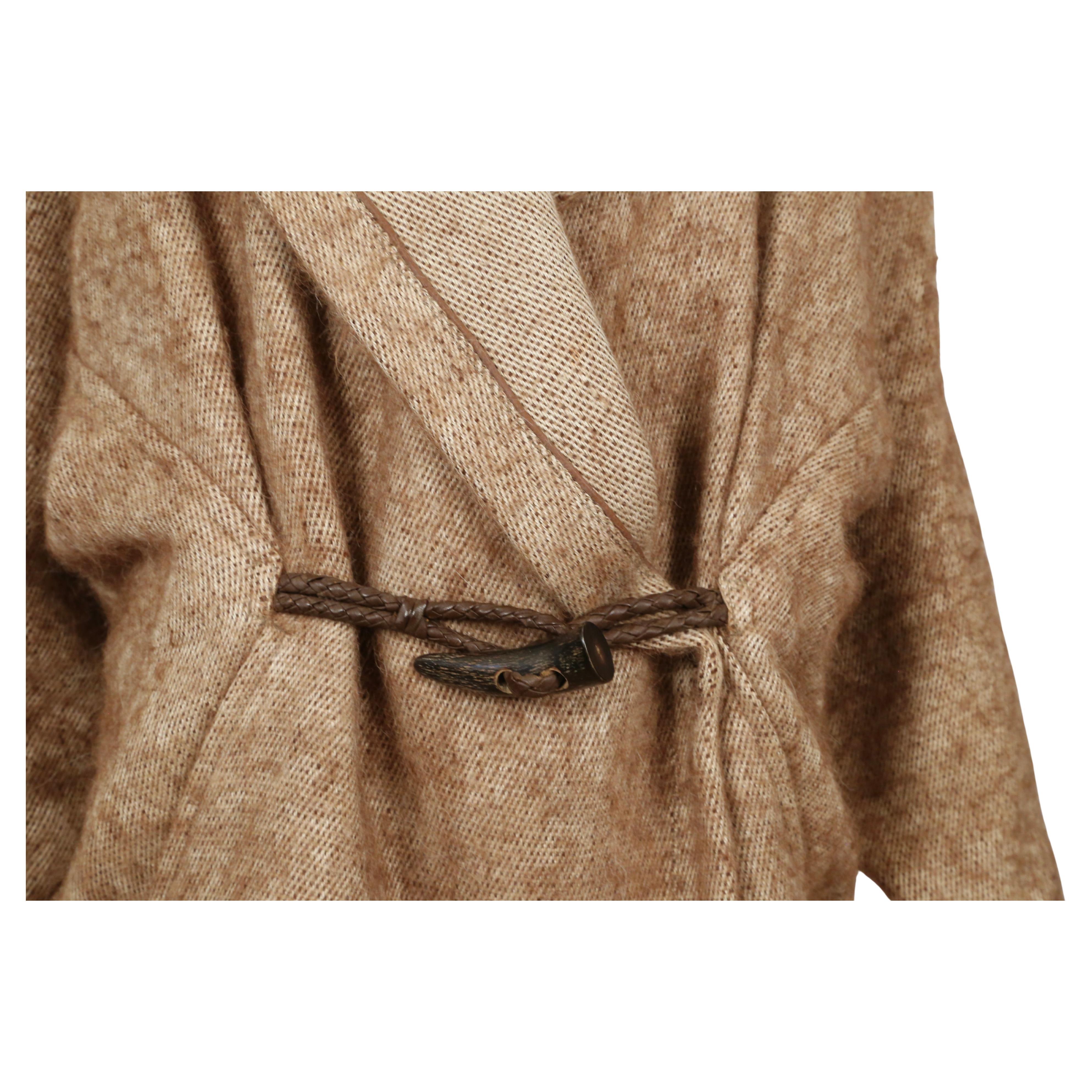 Manteau RUNWAY 1984 Issey Miyake en alpaga et lin avec fermeture à genouillère décorative. en vente 7