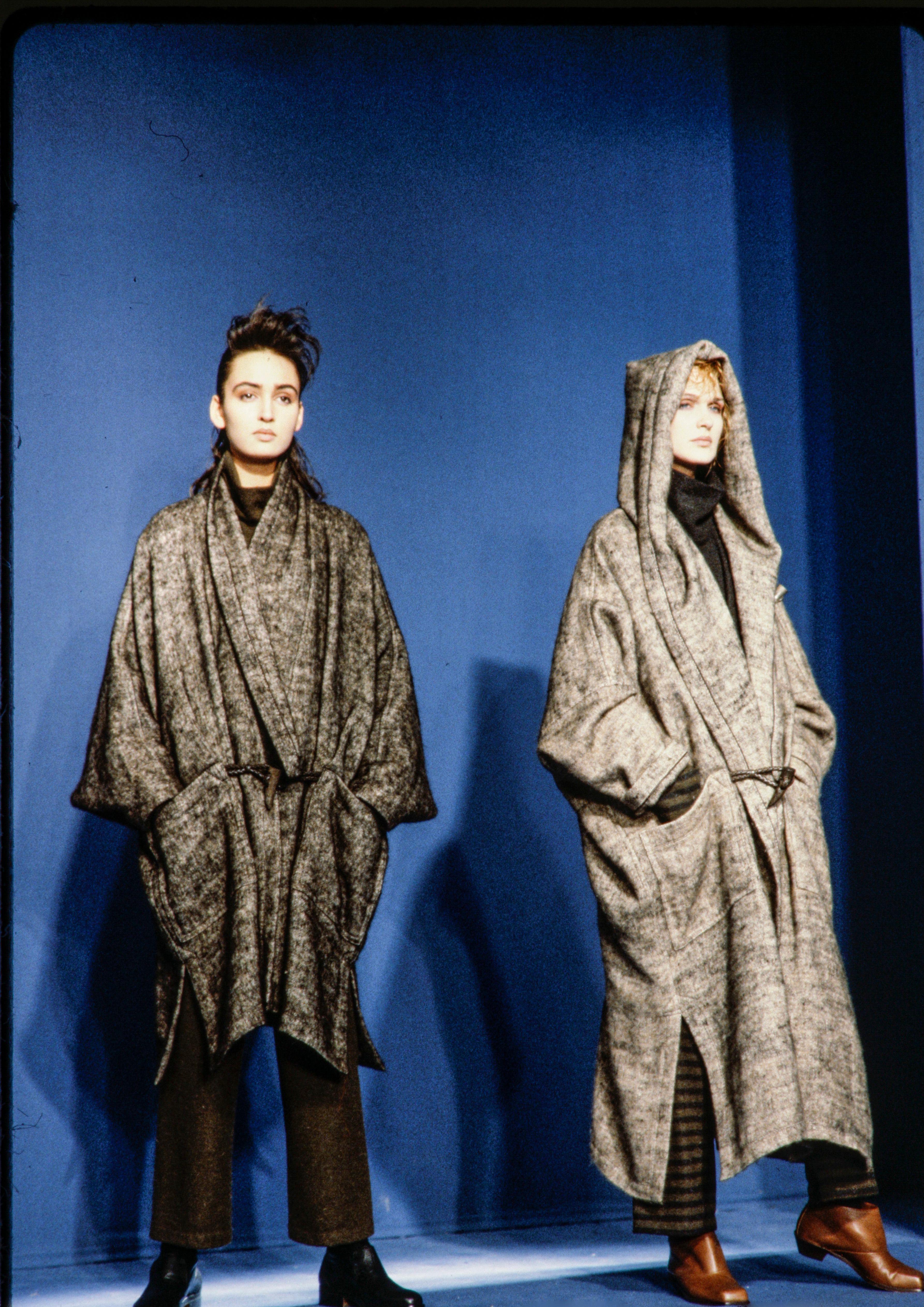 Manteau RUNWAY 1984 Issey Miyake en alpaga et lin avec fermeture à genouillère décorative. en vente 9