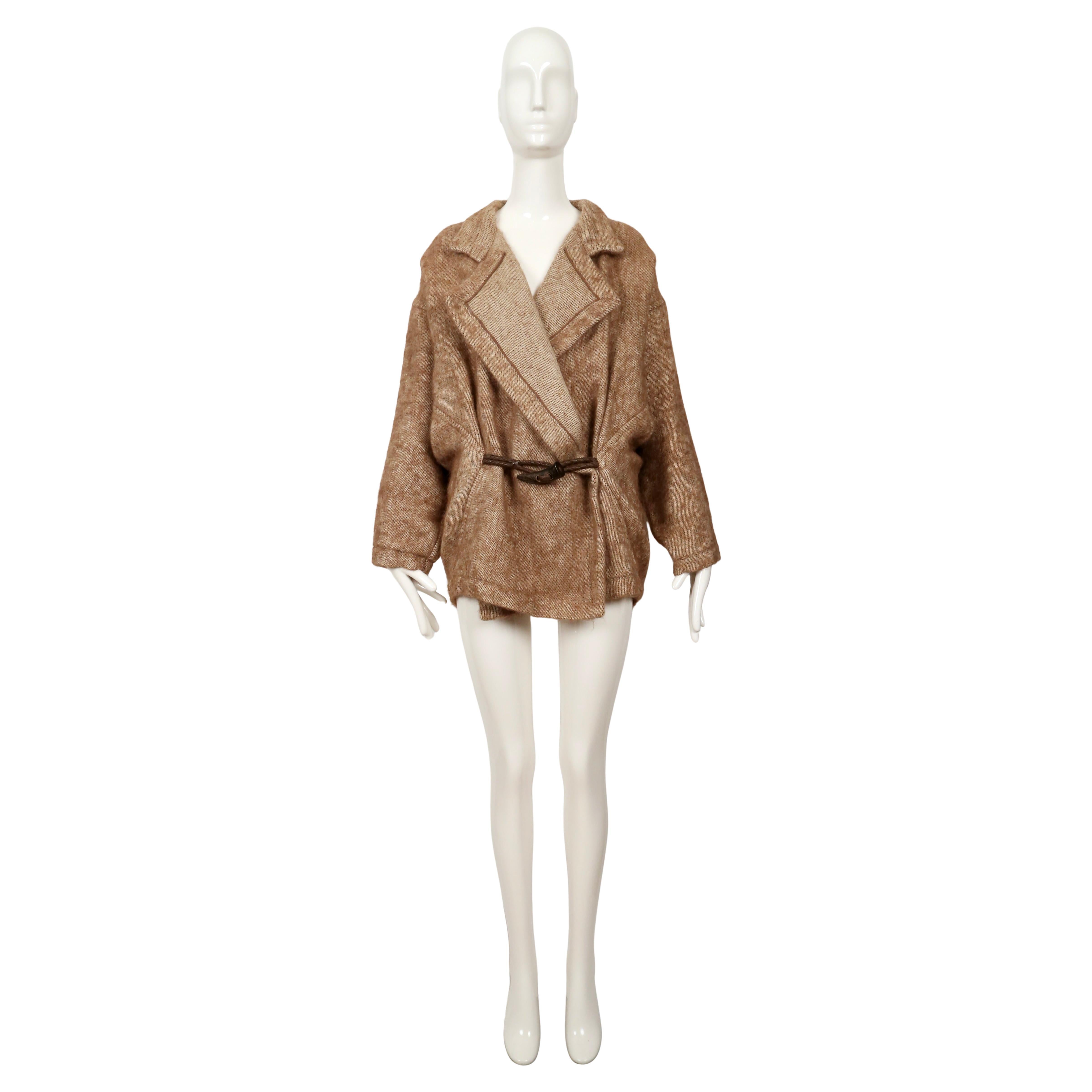 Marron Manteau RUNWAY 1984 Issey Miyake en alpaga et lin avec fermeture à genouillère décorative. en vente