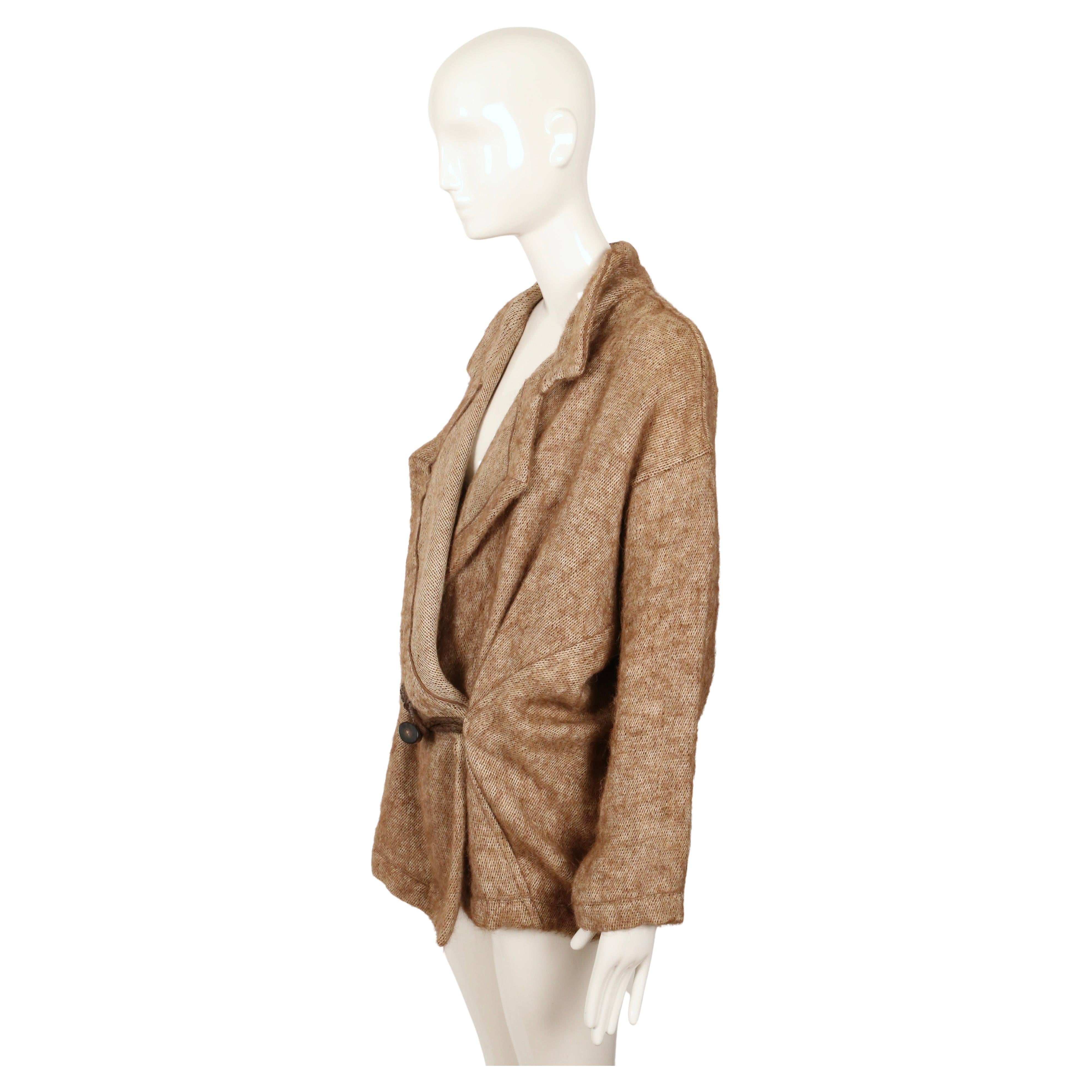 Manteau RUNWAY 1984 Issey Miyake en alpaga et lin avec fermeture à genouillère décorative. Bon état - En vente à San Fransisco, CA