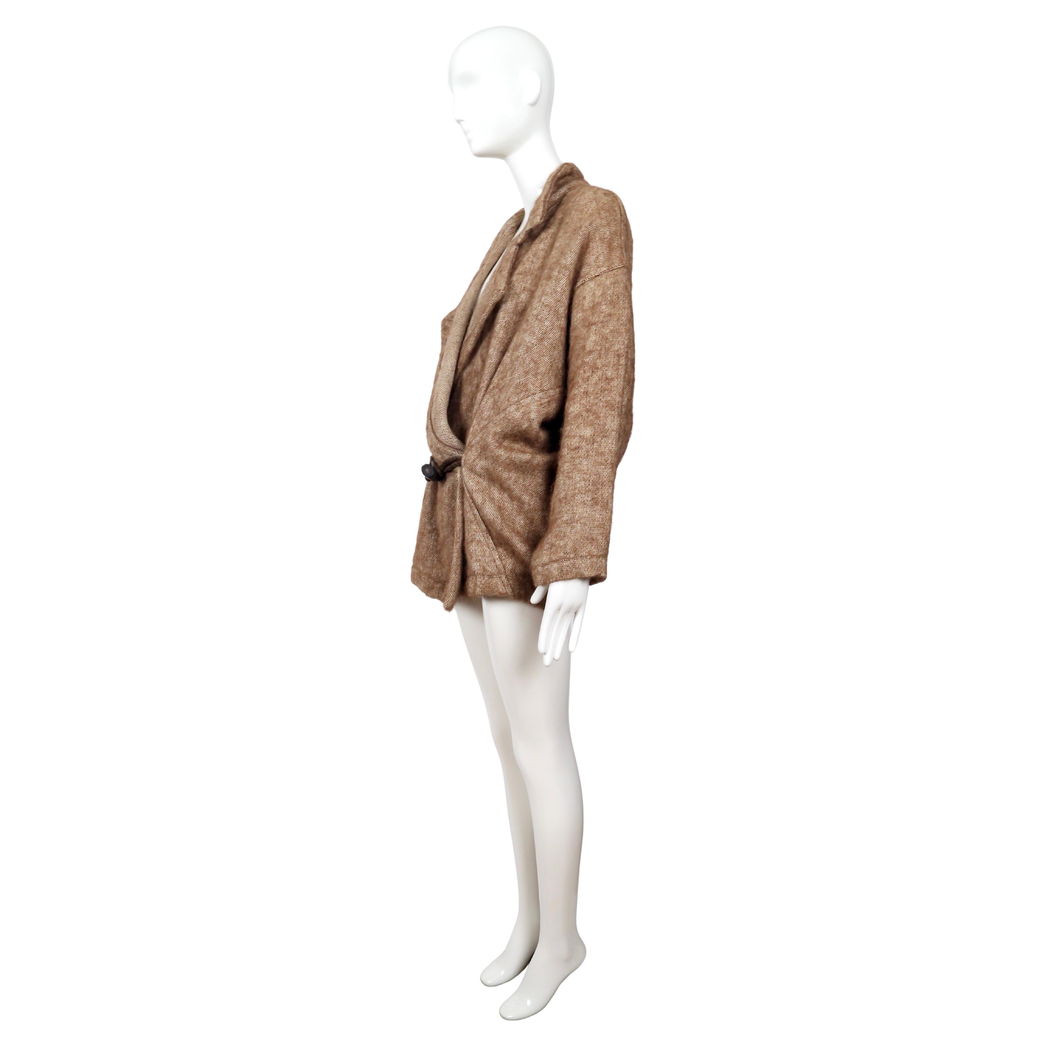 Manteau RUNWAY 1984 Issey Miyake en alpaga et lin avec fermeture à genouillère décorative. Pour femmes en vente