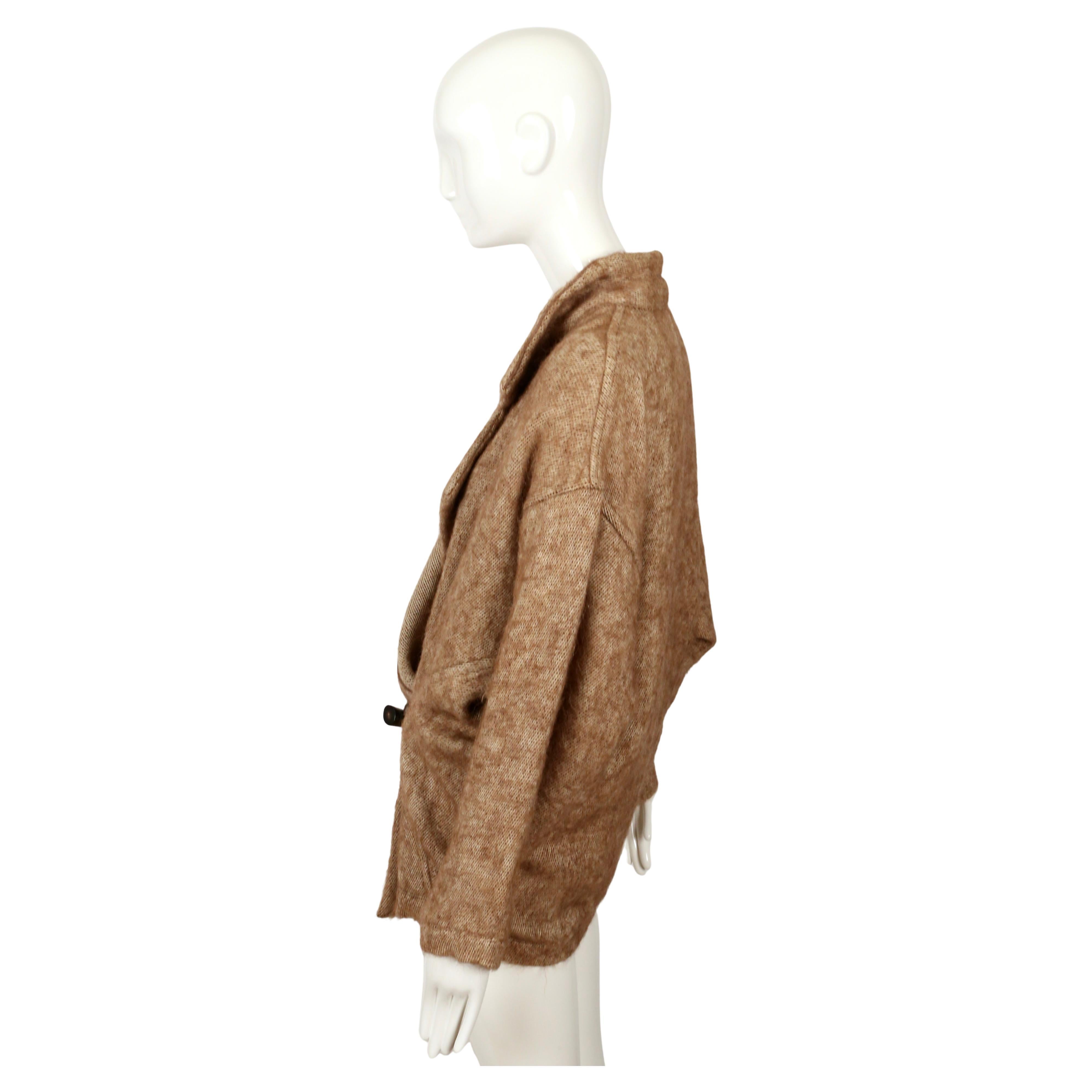 Manteau RUNWAY 1984 Issey Miyake en alpaga et lin avec fermeture à genouillère décorative. en vente 1