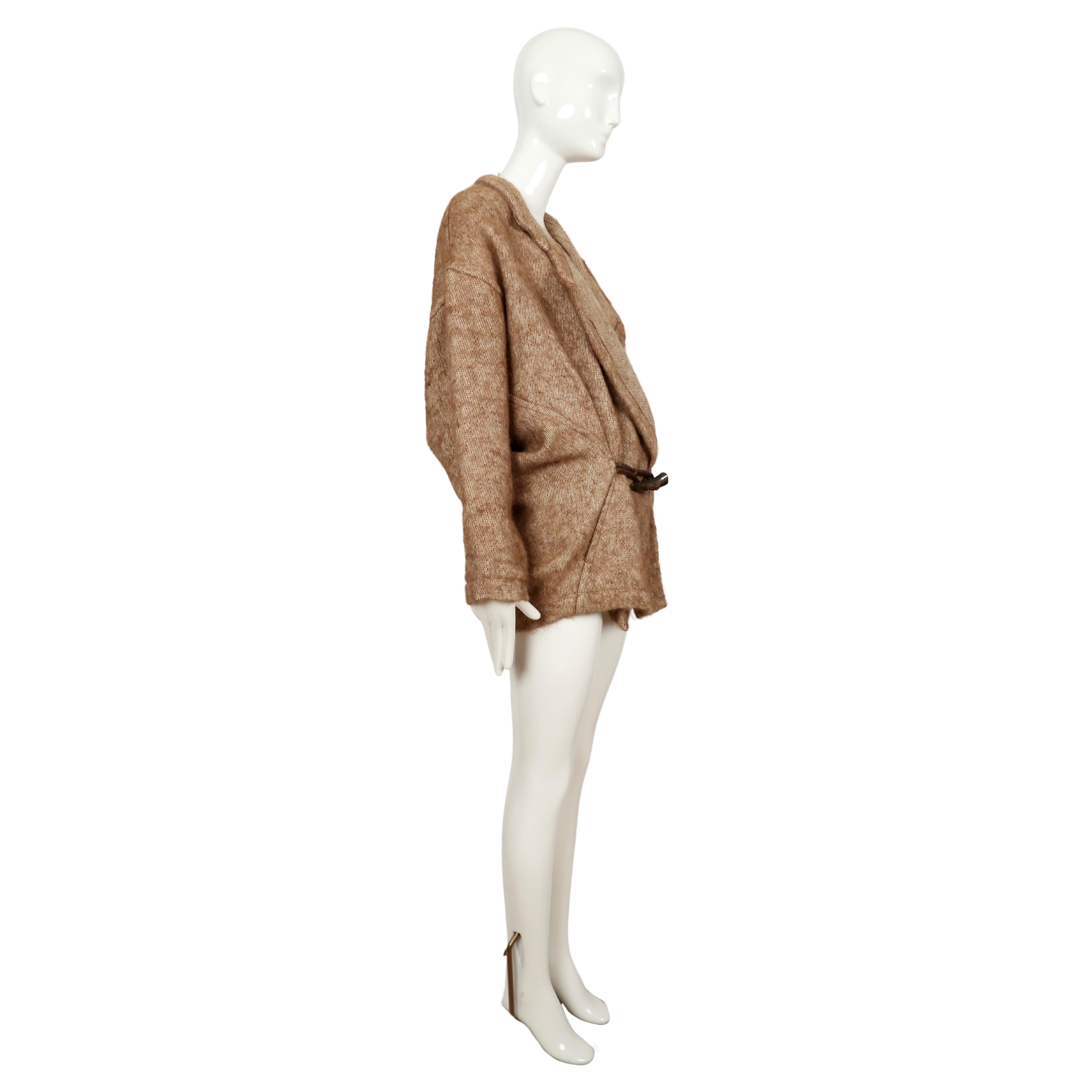 Manteau RUNWAY 1984 Issey Miyake en alpaga et lin avec fermeture à genouillère décorative. en vente 4