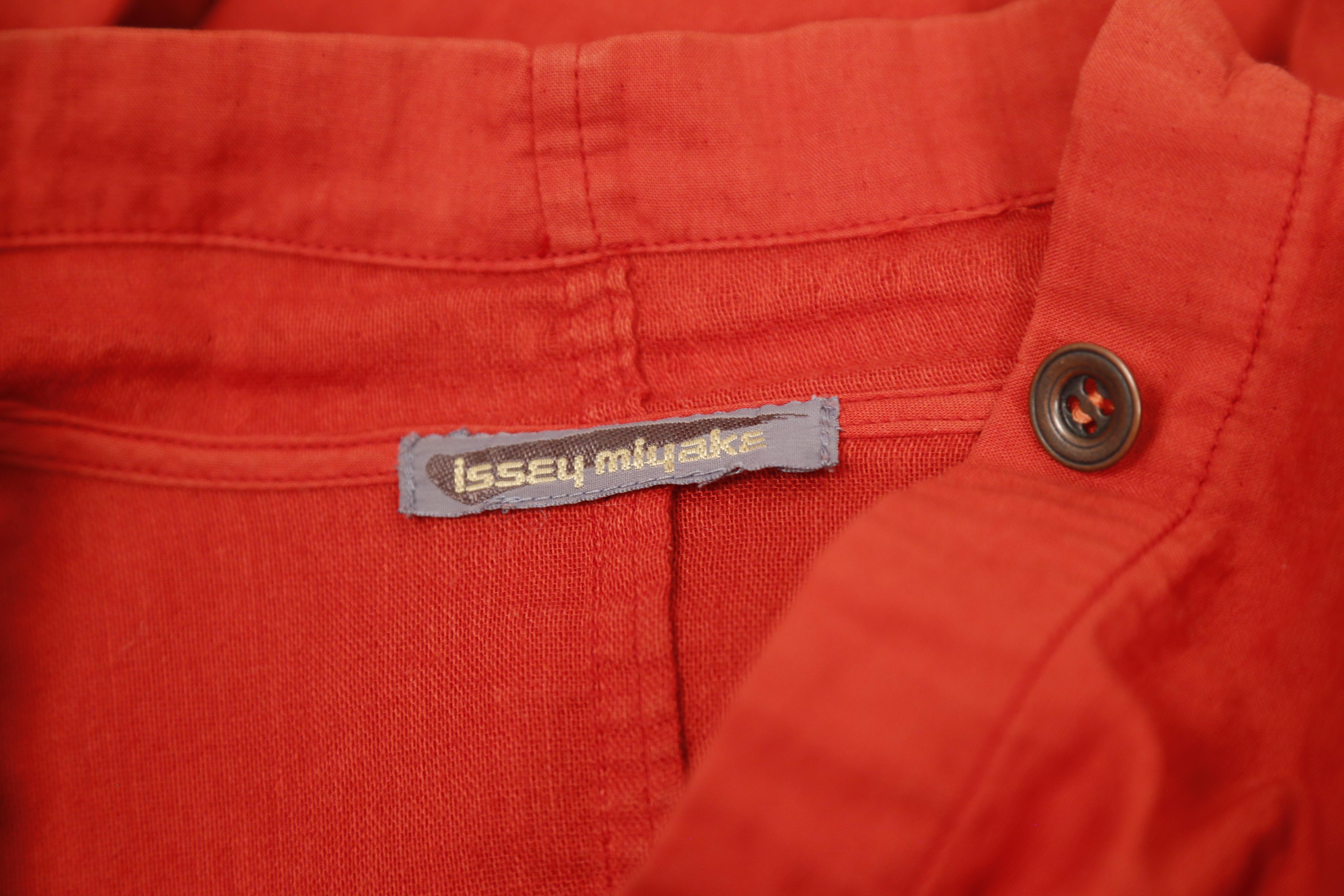 1984 ISSEY MIYAKE robe RUNWAY drapée en terre cuite en vente 7