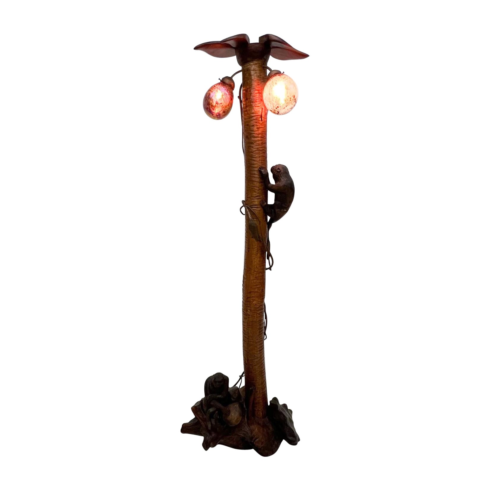 1984 John Barber, lampada da terra in vetro artistico esotico, scimmia, scimmia, albero, habitat naturale.
Rame metallo solido legno intagliato a mano vetro artistico.
Realizzato a mano secondo lo stile di Mario Torres
Firmato dall'artista,