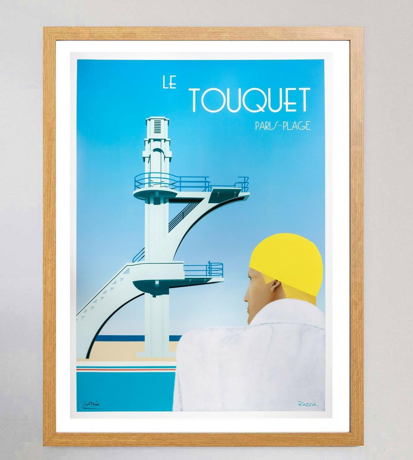 Diese wunderschöne Sommerszene, die einen Mann im Bademantel und mit Badekappe zeigt, der auf die Landschaft an einem Schwimmbad am Strand blickt, wurde 1984 geschaffen, um für die Gegend von Le Touquet-Paris-Plage zu werben, einem schönen Badeort