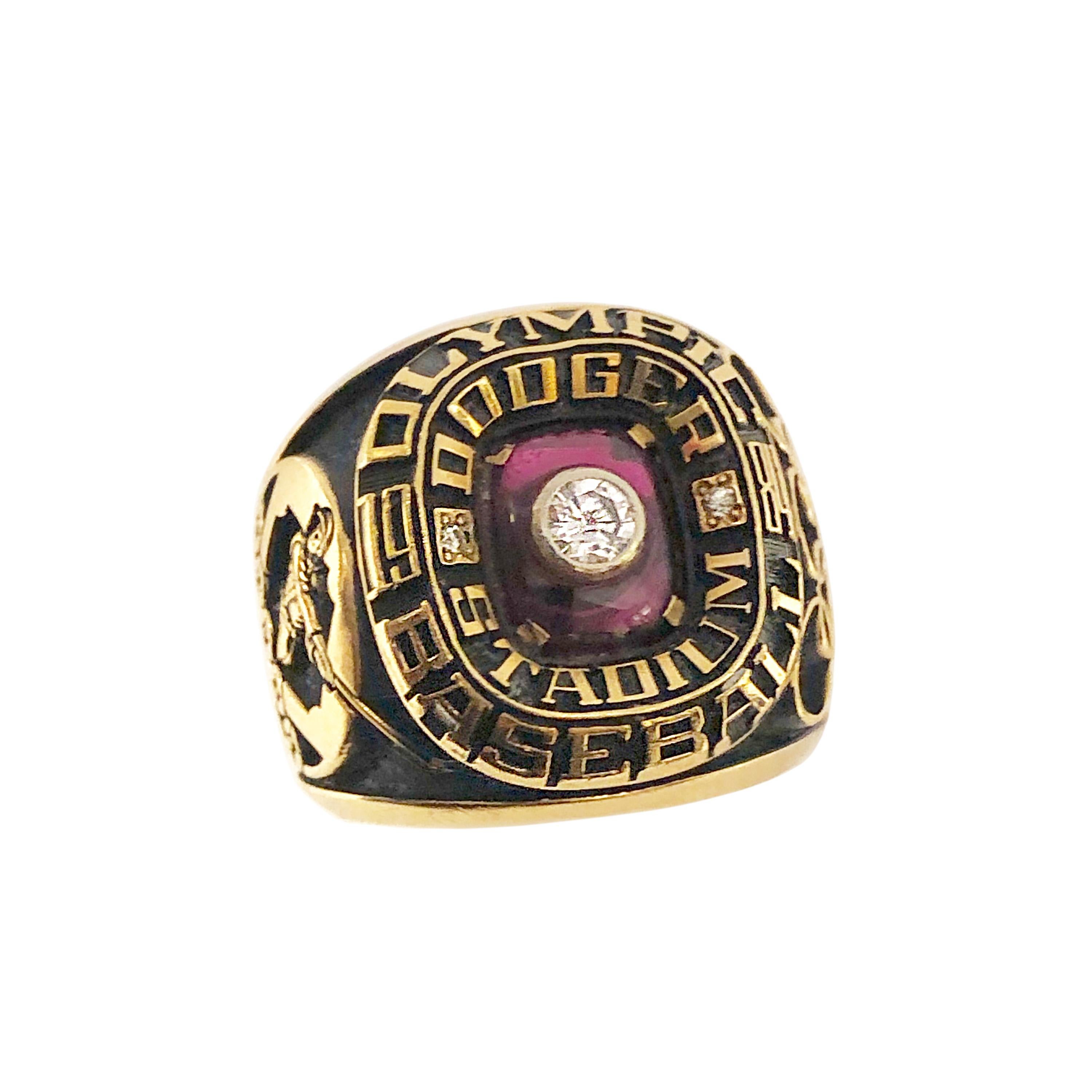 1984 10K Gelbgold Jostens Baseball Championship Ring von den Olympischen Spielen 1984 in Los Angeles. Dieser Ring wurde Orley Herron überreicht:: der für die Einführung des Baseballspiels bei den Olympischen Spielen weltweit verantwortlich war.  Der