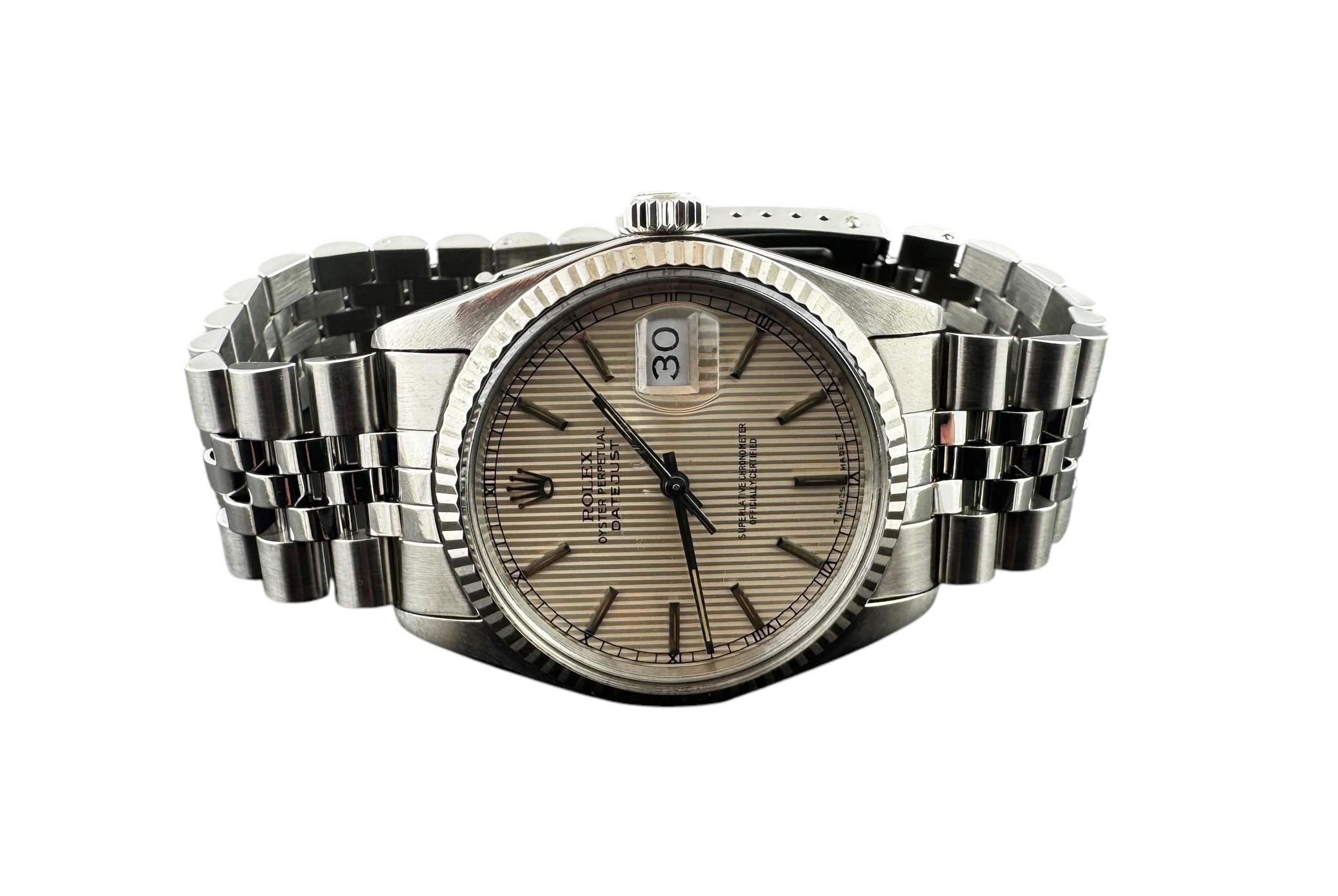 1984 Homme Rolex Datejust

Modèle : 16014
Série : 8234909

Cette Rolex vintage pour homme est en acier inoxydable avec lunette cannelée en or blanc 18 carats.

Le bracelet Up&Up est un peu extensible, comme indiqué, et convient à un poignet de 7,5