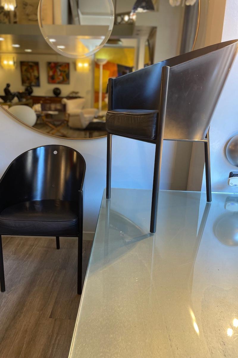 Paire de fauteuils Costes, design de Philippe Starck, produit par Driade sous le label Aleph, 1984.
Coque en contreplaqué cintré laqué noir avec cadre en acier tubulaire, peint en noir. Assise avec padding en mousse de polyuréthane et revêtement en