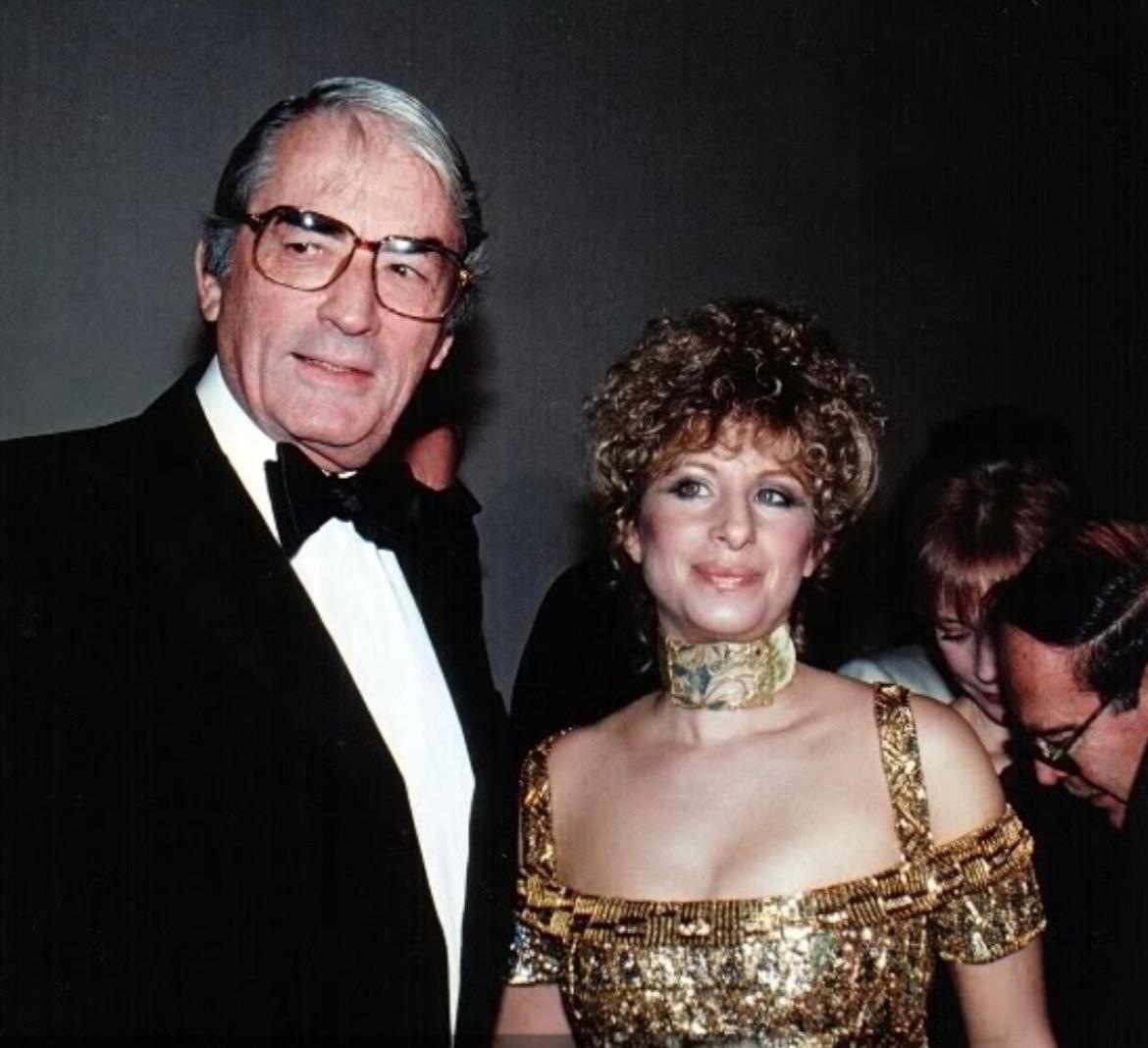 1984 Ray Aghayan für Barbra Streisand Maßgefertigtes Kleid aus goldener Lamé mit Perlenbesatz im Angebot 5