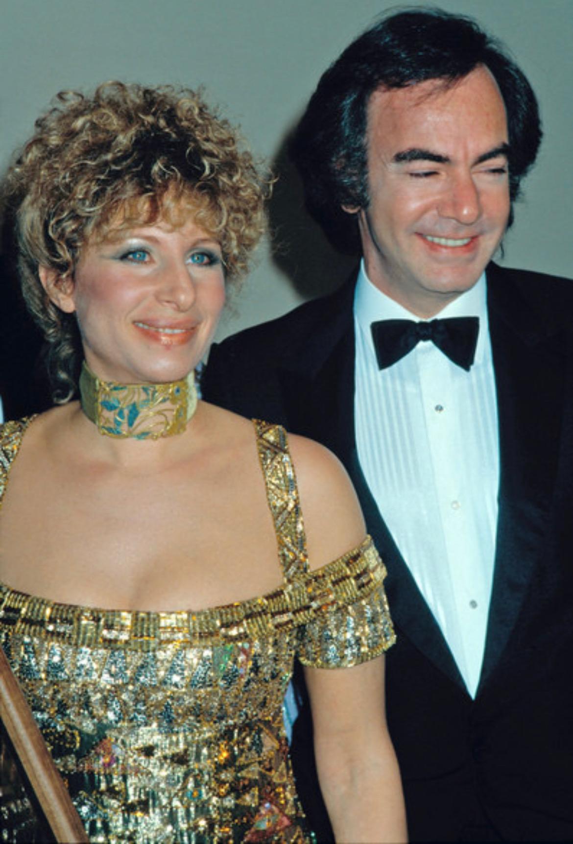 1984 Ray Aghayan für Barbra Streisand Maßgefertigtes Kleid aus goldener Lamé mit Perlenbesatz Damen im Angebot
