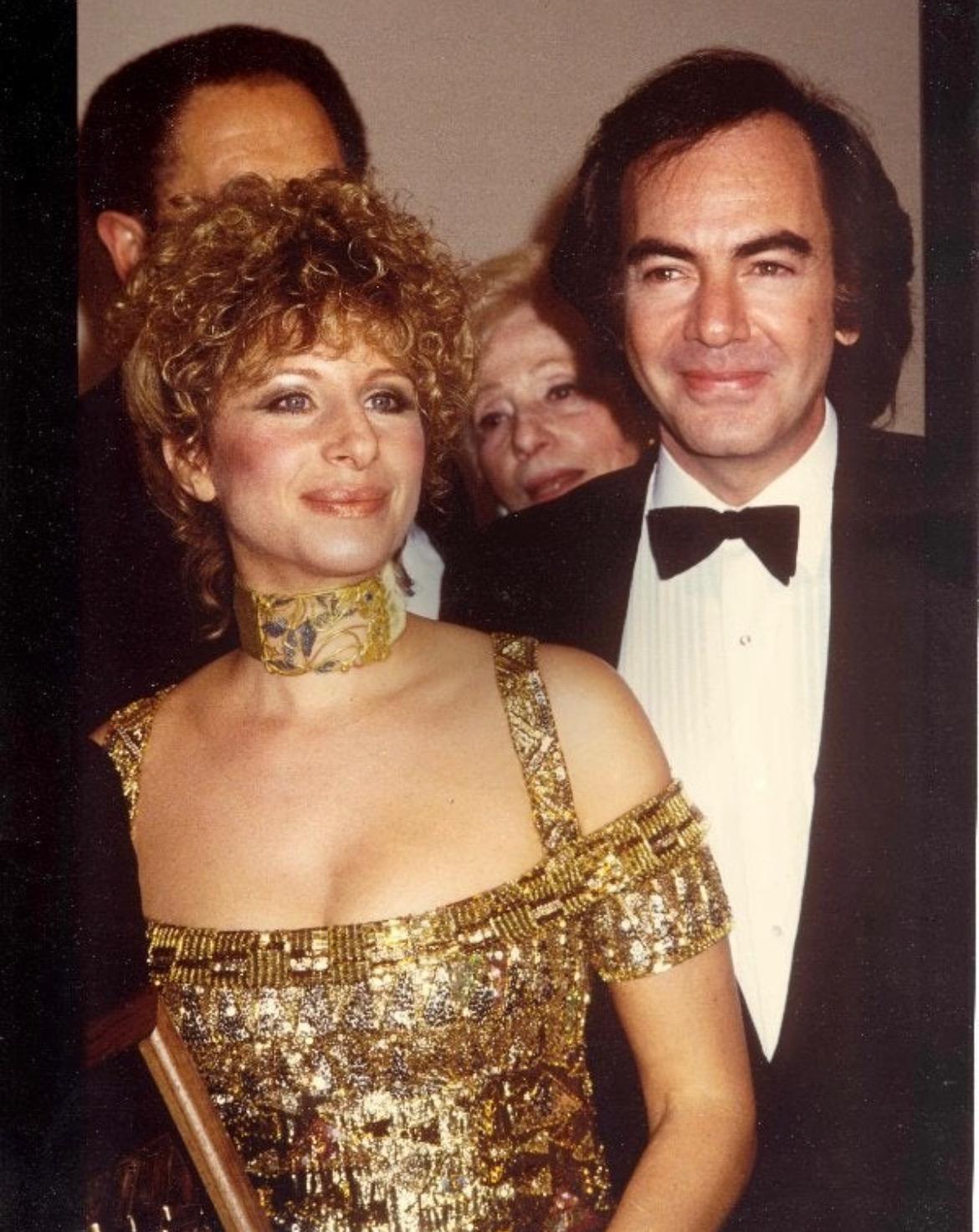 1984 Ray Aghayan für Barbra Streisand Maßgefertigtes Kleid aus goldener Lamé mit Perlenbesatz im Angebot 3