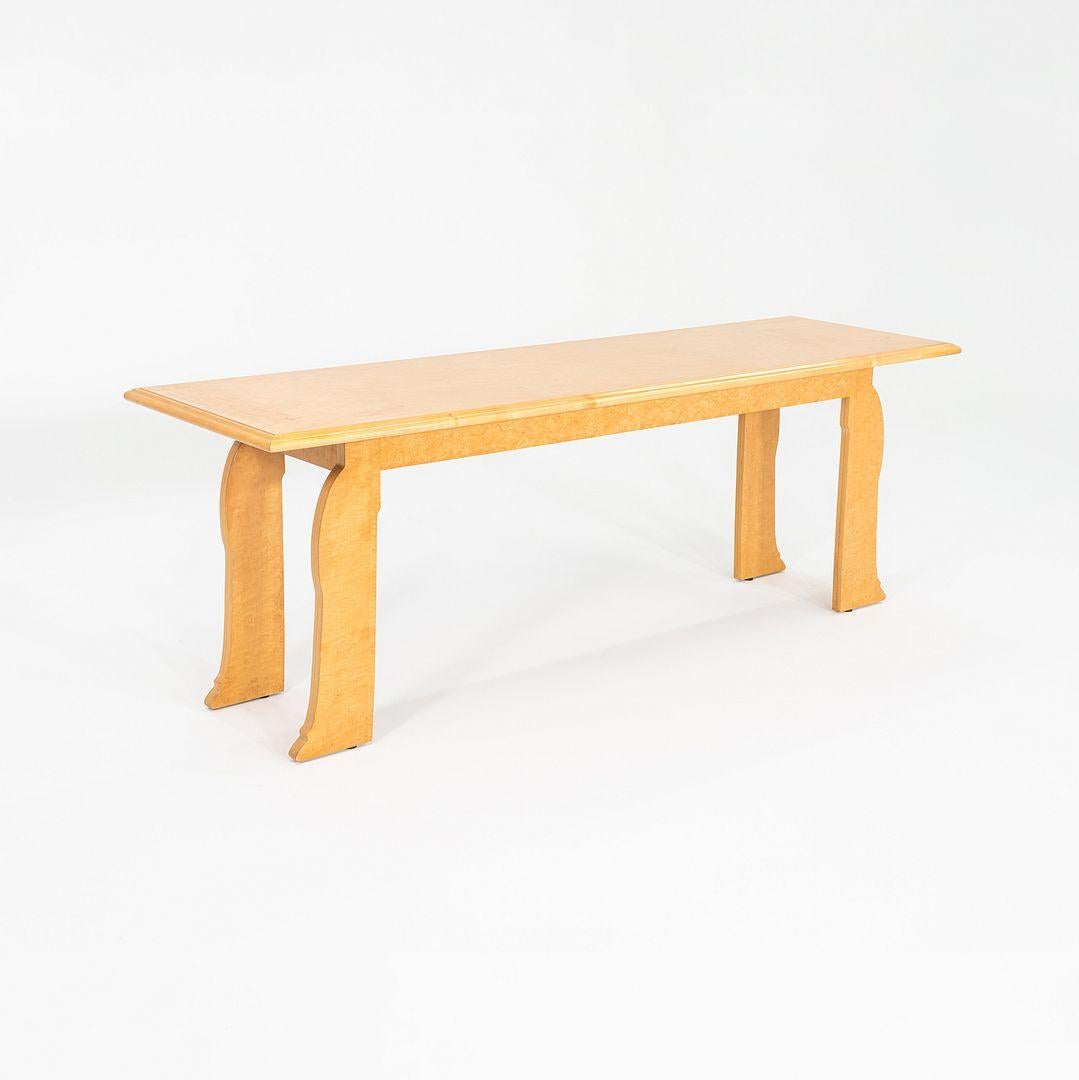 Il s'agit d'une table console rectangulaire post-moderne en contreplaqué d'érable piqué, conçue par Denise Scott Brown et Robert Venturi pour Knoll en 1984. La silhouette présente des pieds plats stylisés en forme de cabriole, une abstraction