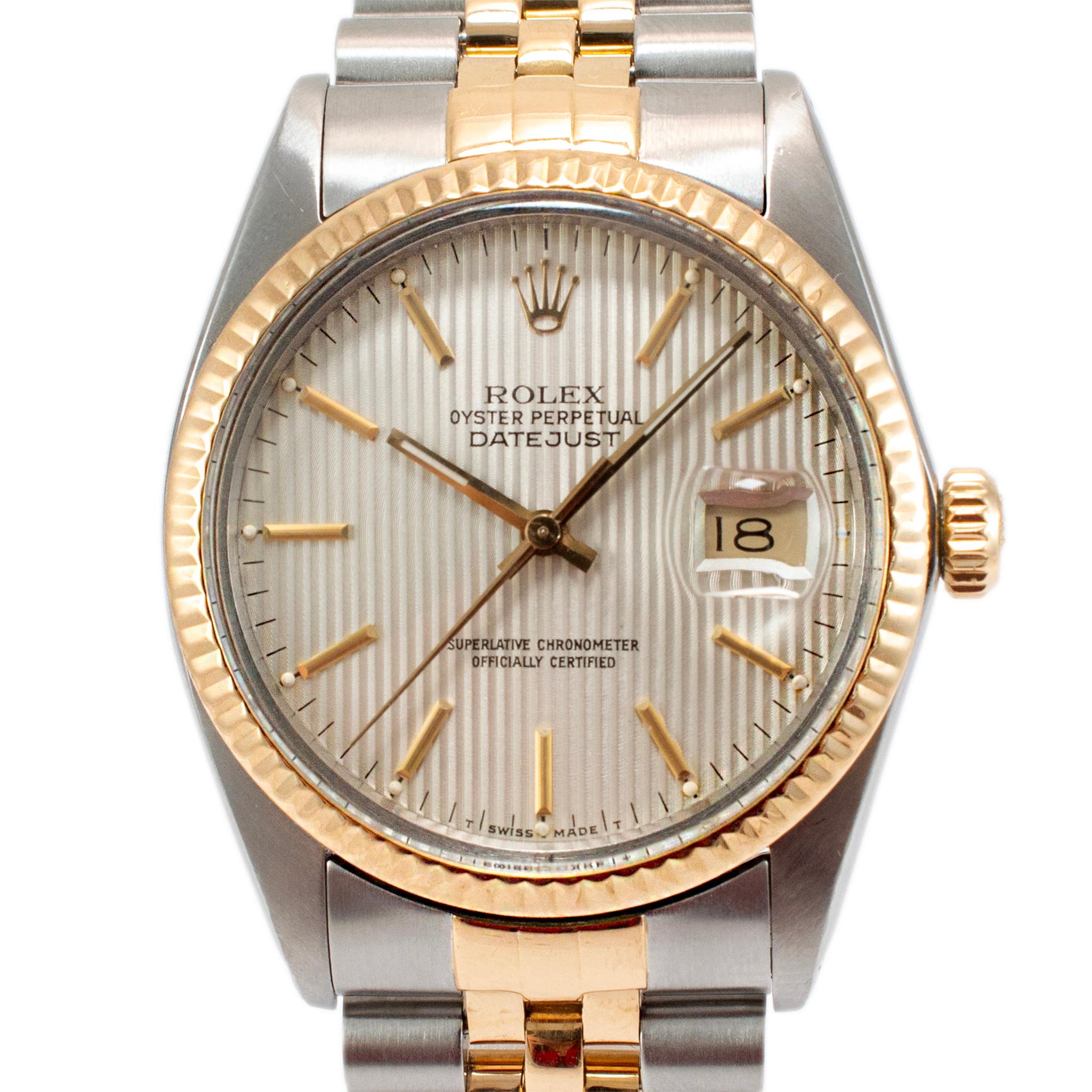 Marke: Rolex

Geschlecht: Unisex

Metall Typ: 18k Gelbgold

Durchmesser: 36,00 mm

Gewicht: 98,23 Gramm

Eine Schweizer Uhr von ROLEX aus 18 Karat Gelbgold und Edelstahl. Die Metalle wurden getestet und als 18-karätiges Gelbgold und rostfreier Stahl