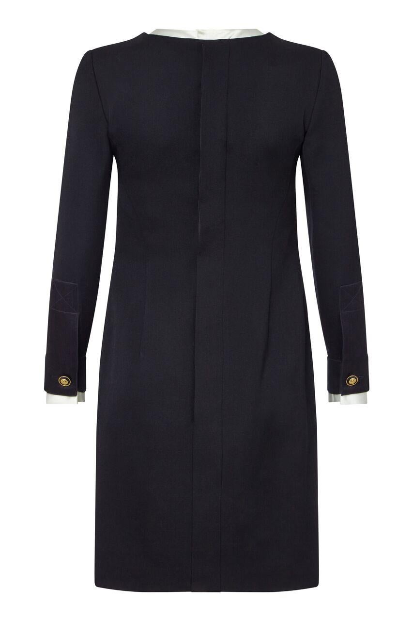 Pasarela documentada de 1984, vestido de esmoquin de la colección prêt-à-porter de otoño de Chanel. Combinando sin esfuerzo una estética formal con un elegante look de noche, el cuello y los puños desmontables de satén de seda suave color crema