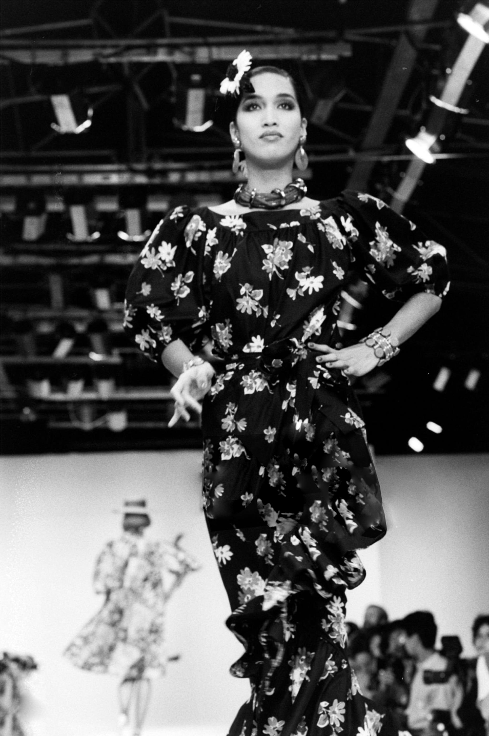 Tailleur jupe à fleurs Yves Saint Laurent documenté, défilé 1984 en vente 2